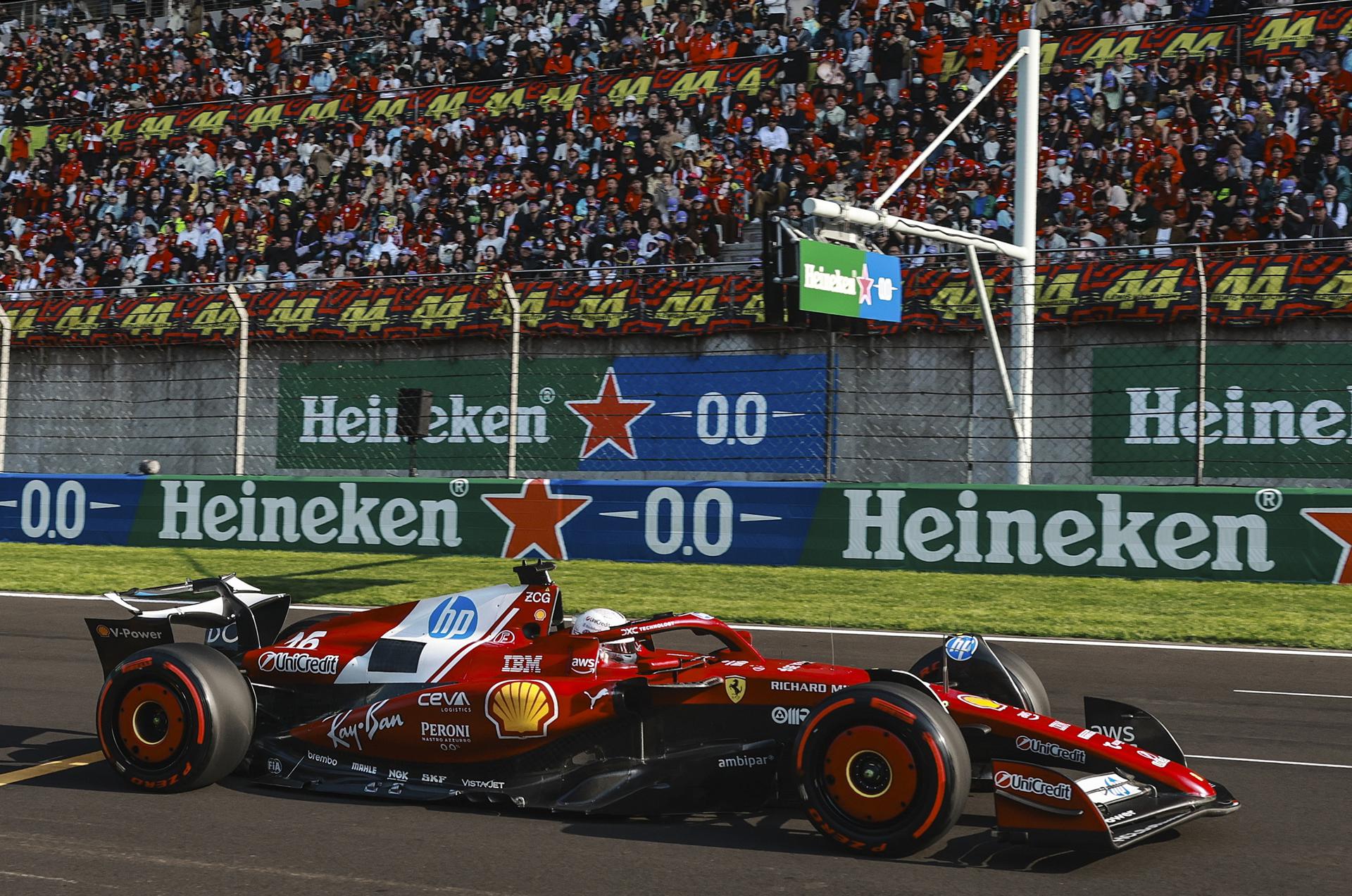 El piloto de Ferrari Lewis Hamilton, en acción durante la clasificación en el Circuito Internacional de Shanghái para el Gran Premio de China de Fórmula 1. EFE/EPA/ALEX PLAVEVSKI / POOL