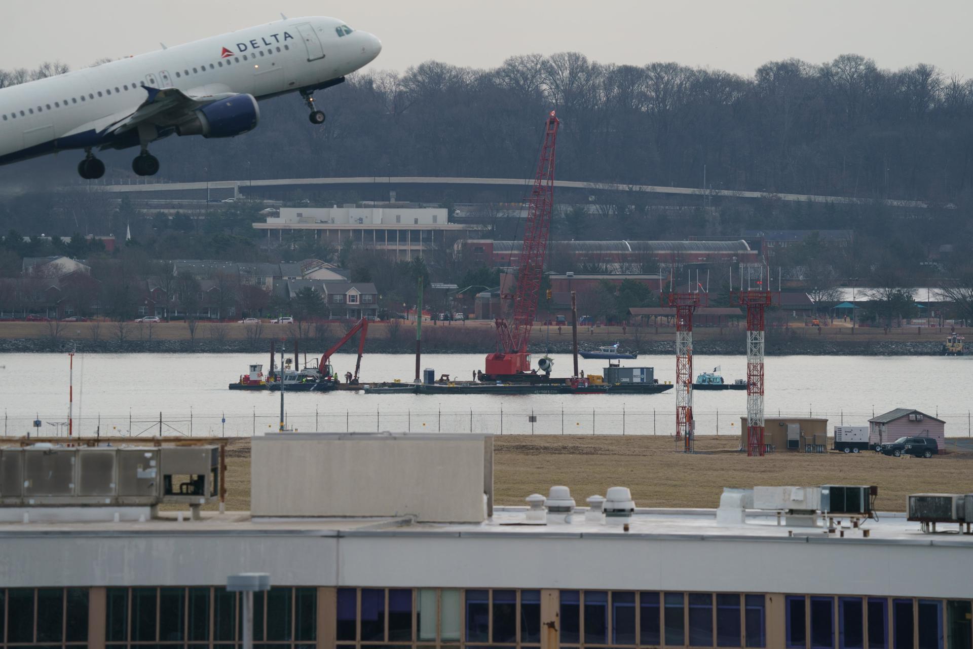 Fotografía de archivo de una barcaza de recuperación con una grúa cerca del sitio del accidente del 29 de enero entre un avión de pasajeros y un helicóptero militar en el Aeropuerto Nacional Ronald Reagan de Washington en Arlington, Virginia, EE. UU. EFE/WILL OLIVER