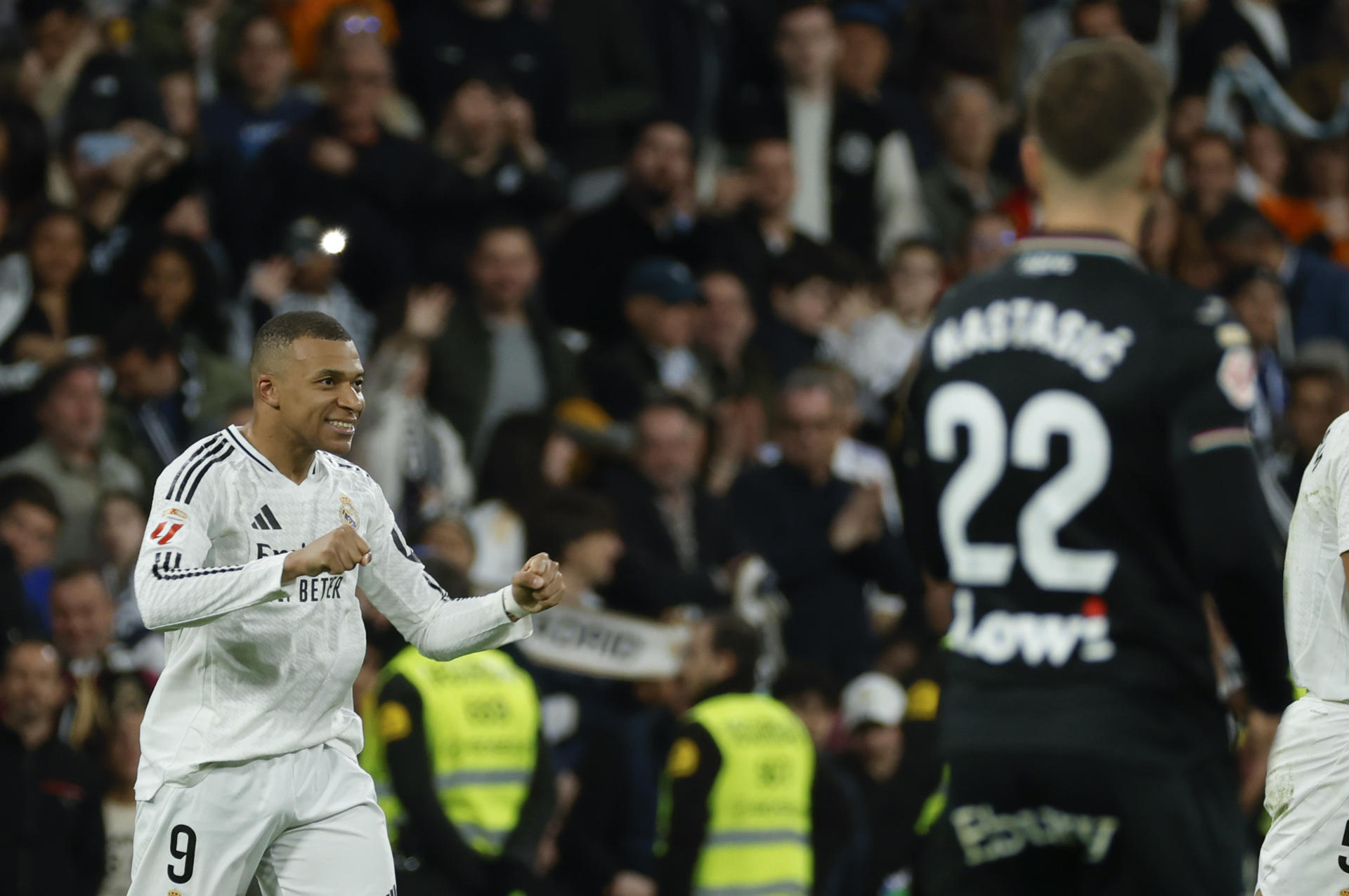 El delantero del Real Madrid Kylian Mbappé celebra su segundo gol durante el partido de la jornada 29 de LaLiga que Real Madrid y CD Leganés disputaron en el estadio Santiago Bernabéu. EFE/Mariscal