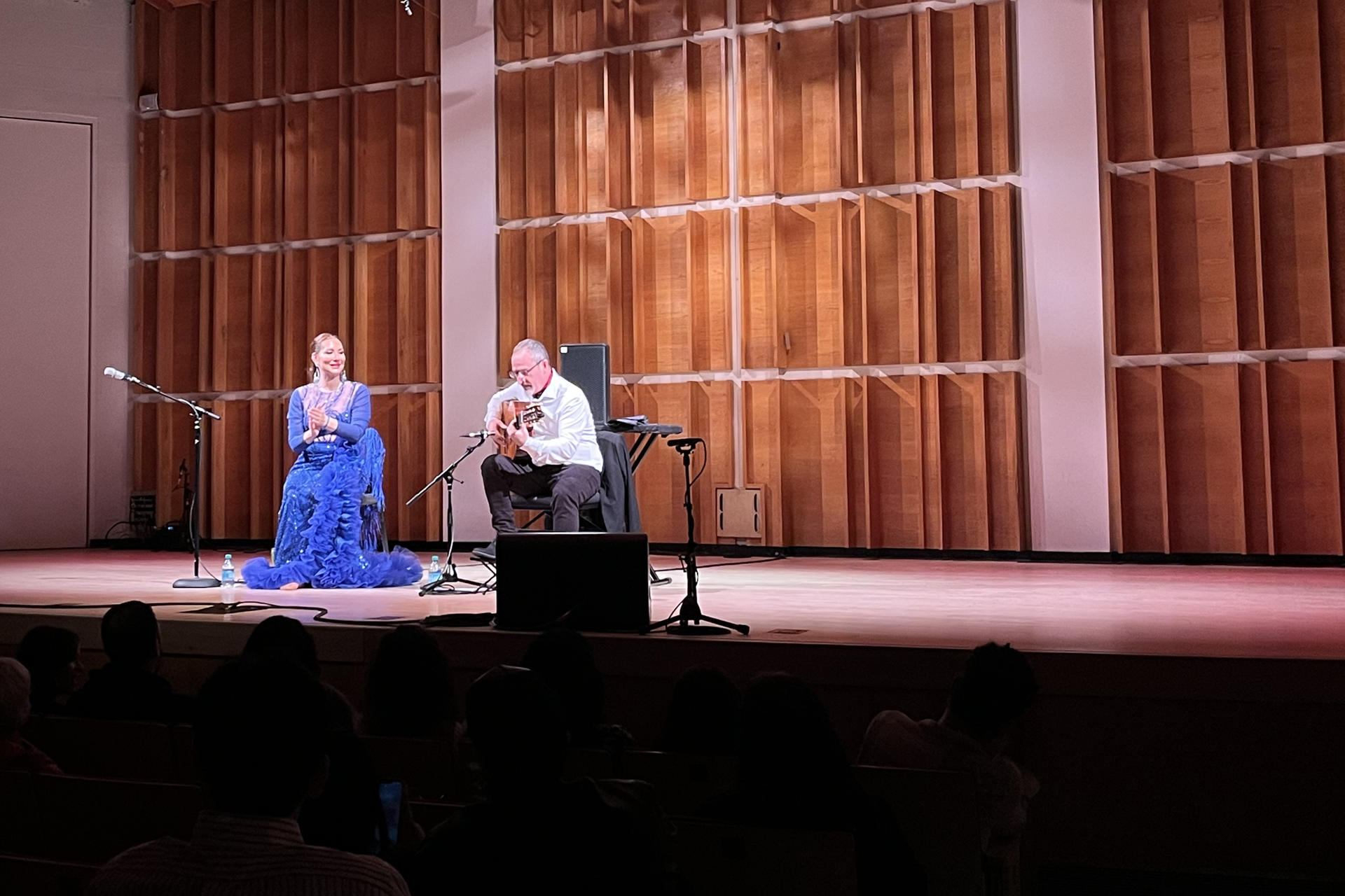 La cantaora Marina Heredia (i) y el guitarrista José Quevedo se presentan este viernes, en Nueva York (EE.UU.). Heredia clausuró el Flamenco Festival 2025 con un homenaje a Federico García Lorca. EFE/ Andrea Gallego