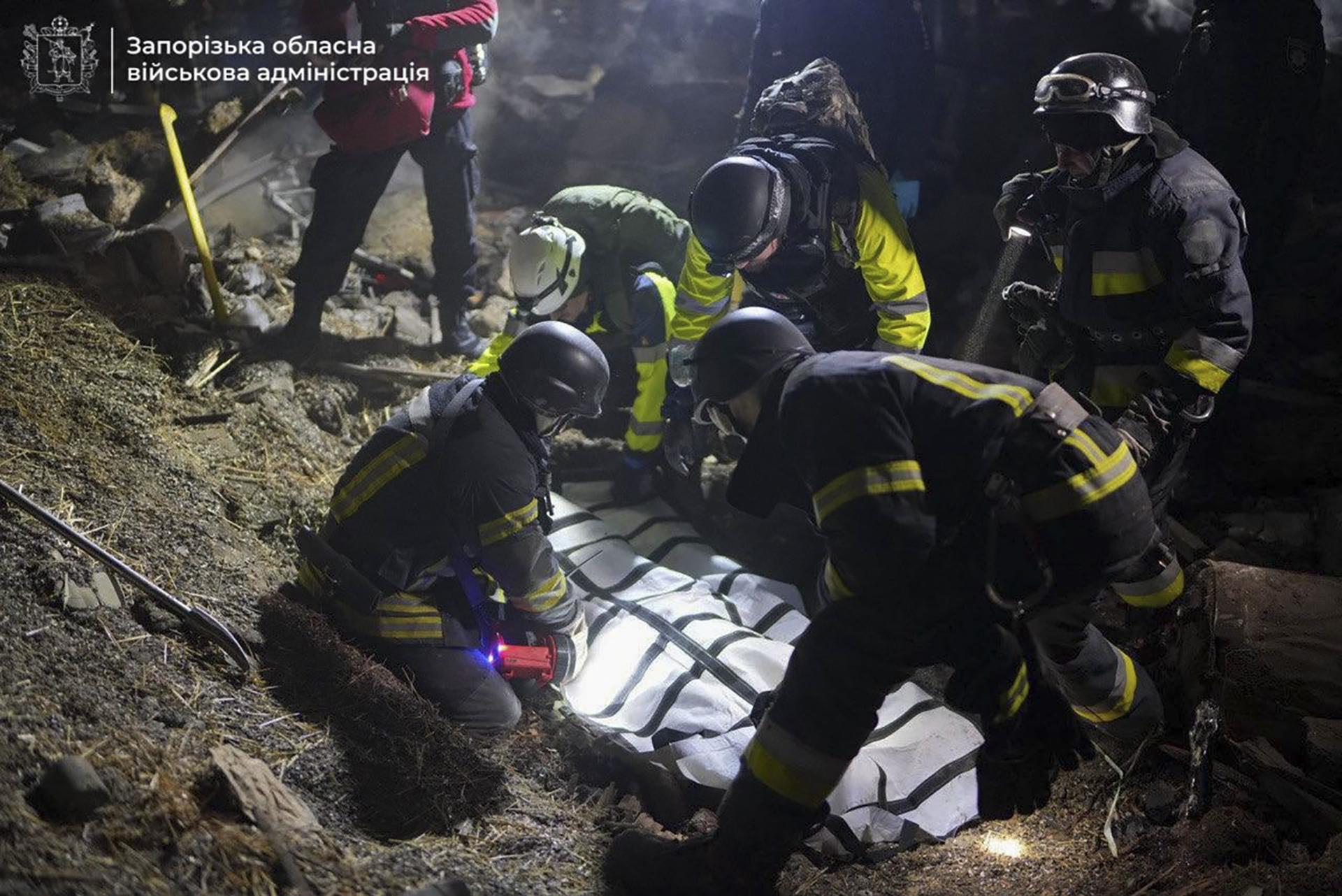 Fotografía facilitada por la Administración Militar Regional de Zaporiyia que muestra a rescatistas ucranianos trabajando en el lugar de un ataque con drones en esta cuidad de Ucrania la noche del 21 de marzo de 2025. EFE/EPA/ZAPORIZHZHIA REGIONAL MILITARY ADMINISTRATION HANDOUT EDITORIAL USE ONLY/NO SALES