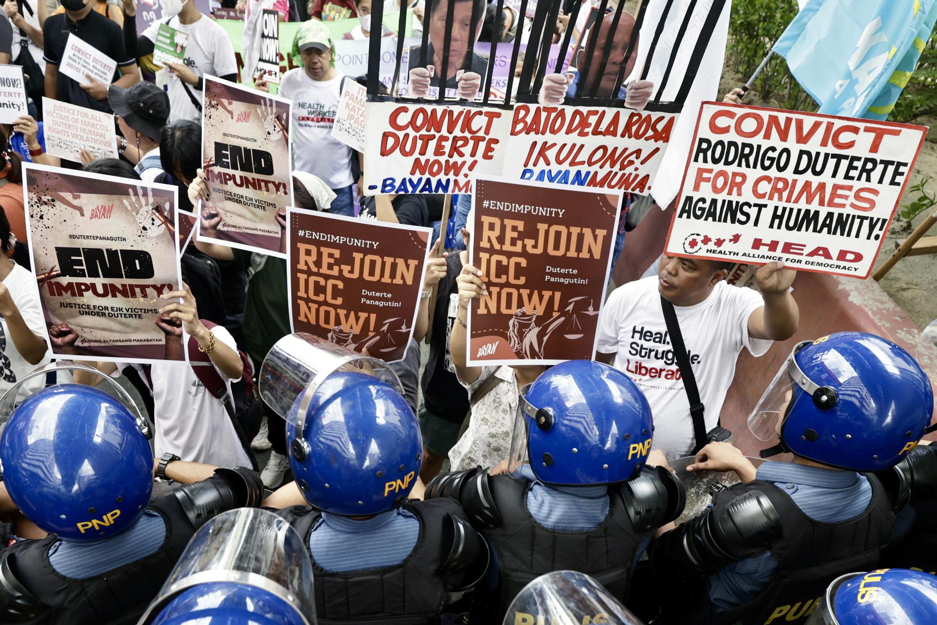 Un grupo de manifestantes reclaman que Filipinas vuelva a formar parte de la Corte Penal Internacional (CPI), en el sexto aniversario de su retirada por orden del expresidente Rodrigo Duterte, detenido por orden del tribunal la semana pasada.
EFE/EPA/FRANCIS R. MALASIG