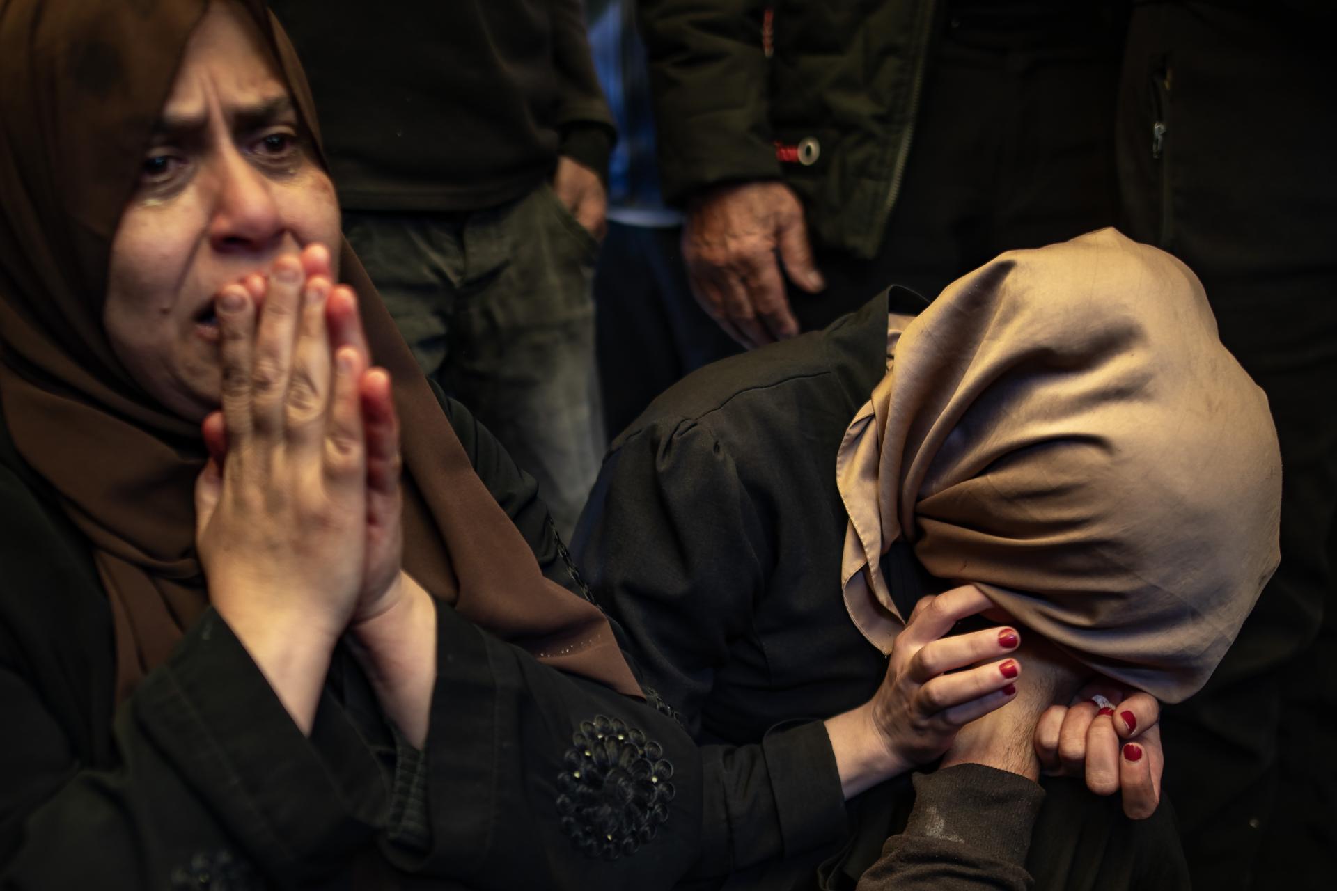 La madre y la hermana del periodista palestino Mohammed Mansour, muerto en un bombardeo israelí el 24 de marzo de 2025. EFE/EPA/HAITHAM IMAD