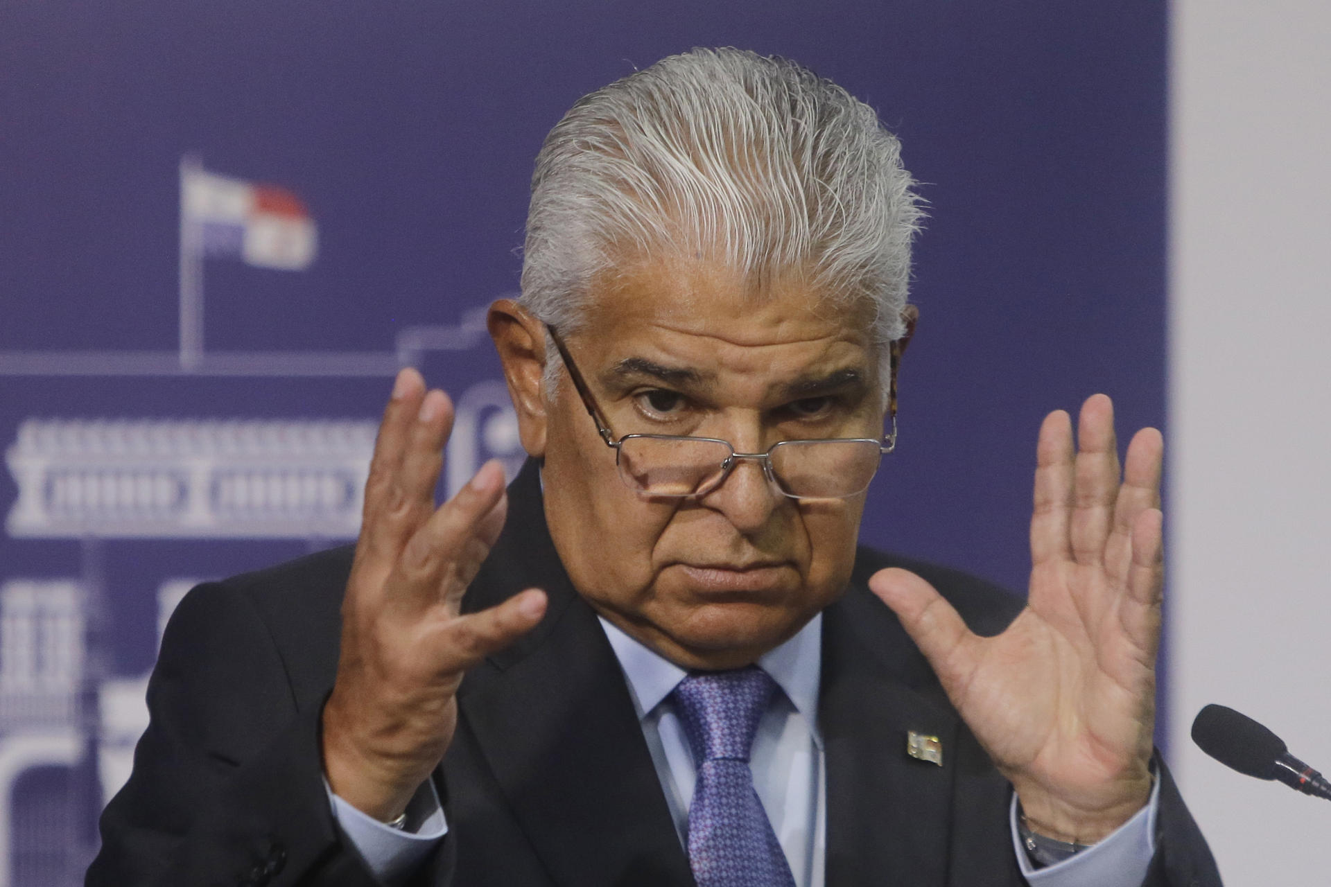 El presidente de Panamá, José Raúl Mulino, habla en una rueda de prensa este jueves, en el Palacio de las Garzas en Ciudad de Panamá (Panamá). EFE/ Carlos Lemos