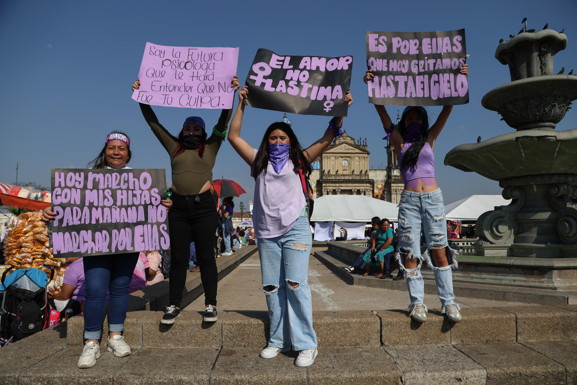 Integrantes de organizaciones civiles de mujeres se congregan por la conmemoración del Día Internacional de la Mujer 8M este sábado en la Plaza Central de Ciudad de Guatemala (Guatemala). EFE/ Mariano Macz