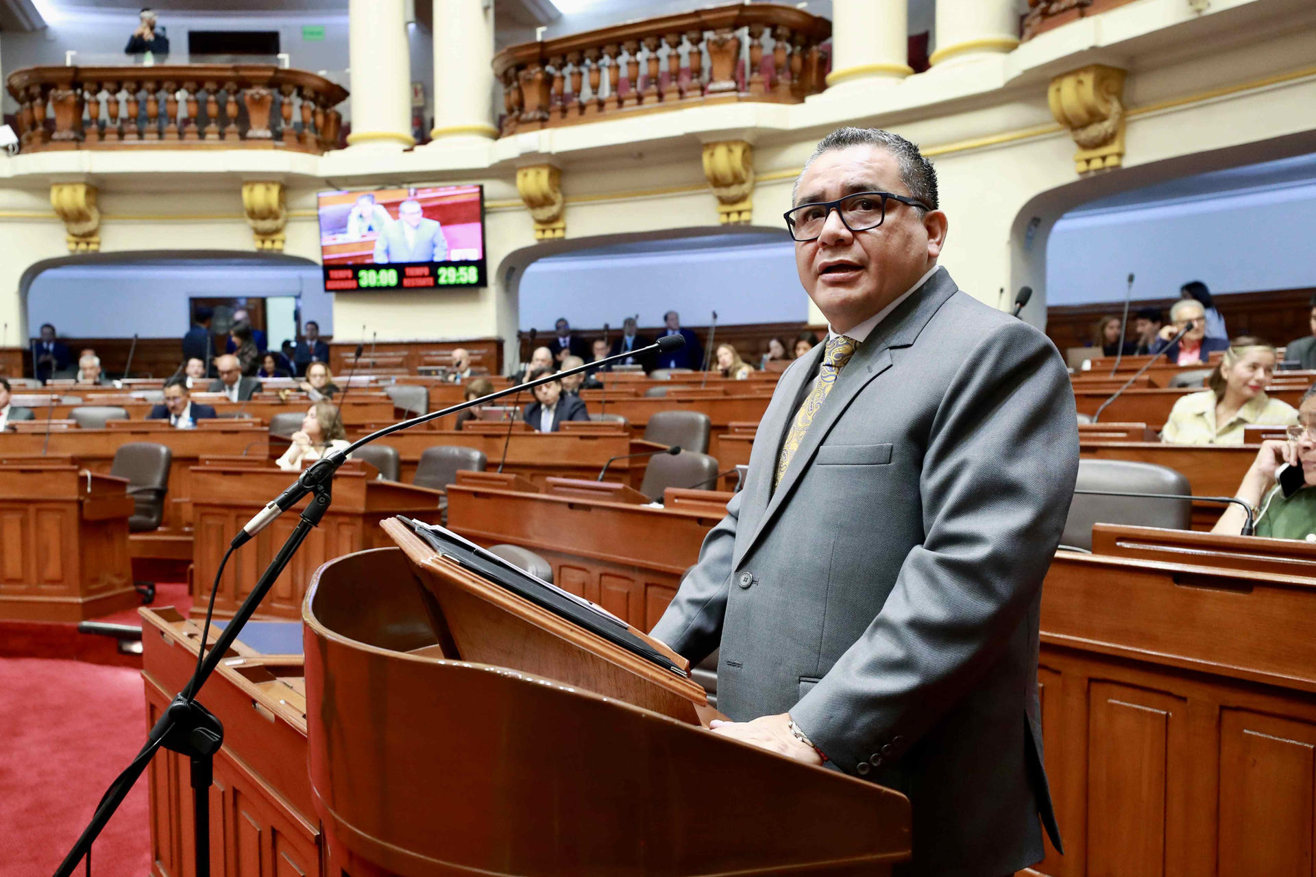 Fotografía cedida por el Congreso de Perú del ministro del Interior de Perú, Juan José Santiváñez, hablando en el Congreso este jueves, en Lima (Perú). EFE/ Congreso de Perú /