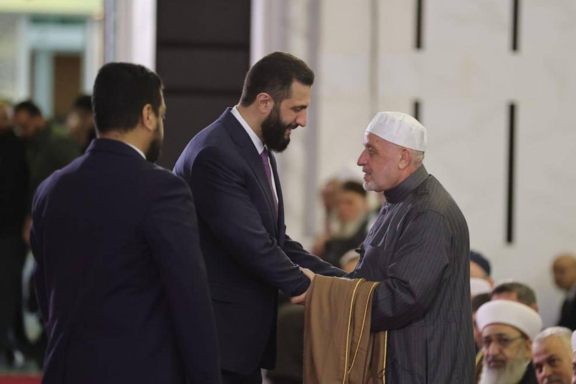 El presidente de Siria, Ahmed al Sharaa (c), durante la oración del Aíd en el Palacio Presidencial en Beirut (Siria), este lunes. EFE/ Presidencia De La República Árabe De Siria SOLO USO EDITORIAL/SOLO DISPONIBLE PARA ILUSTRAR LA NOTICIA QUE ACOMPAÑA (CRÉDITO OBLIGATORIO)