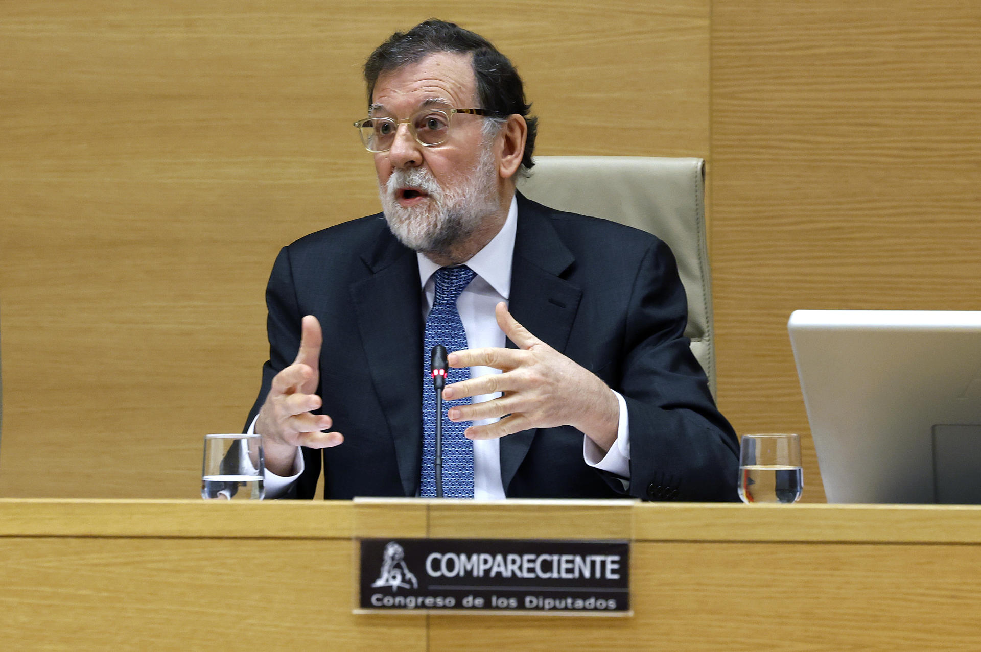 El expresidente del Gobierno Mariano Rajoy comparece en la comisión de investigación del Congreso sobre la llamada operación Cataluña, la presunta trama parapolicial orquestada durante su mandato para atacar al independentismo catalán, este miércoles. EFE/  JJ. Guillén