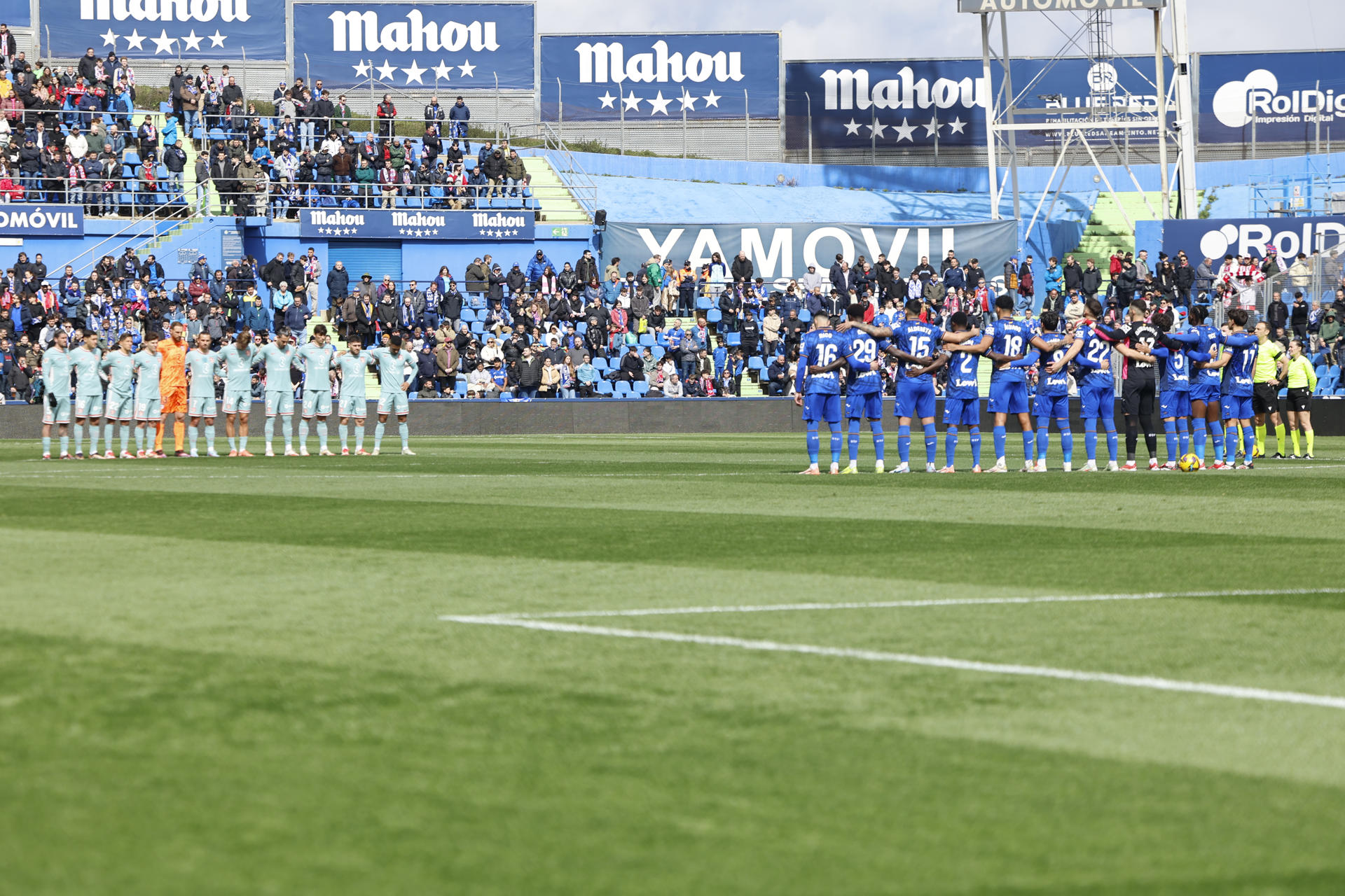 Minuto de silencio por el médico del FC Barcelona y por la madre de Dani Güiza antes del inicio del partido de la jornada 27 de Liga que disputan el Getafe y el Atlético de Madrid, en el Coliseum. EFE/Sergio Peréz