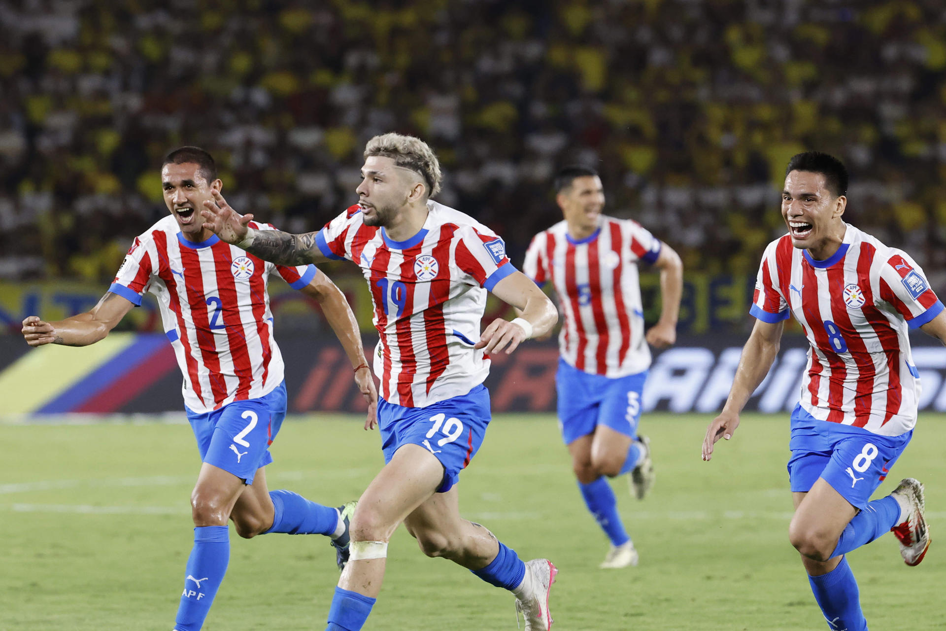 Julio Enciso (c), de Paraguay, celebra un gol ante Colombia en un partido de las eliminatorias sudamericanas para el Mundial de 2026 en el estadio Metropolitano Roberto Melendez en Barranquilla. EFE/Mauricio Dueñas Castañeda