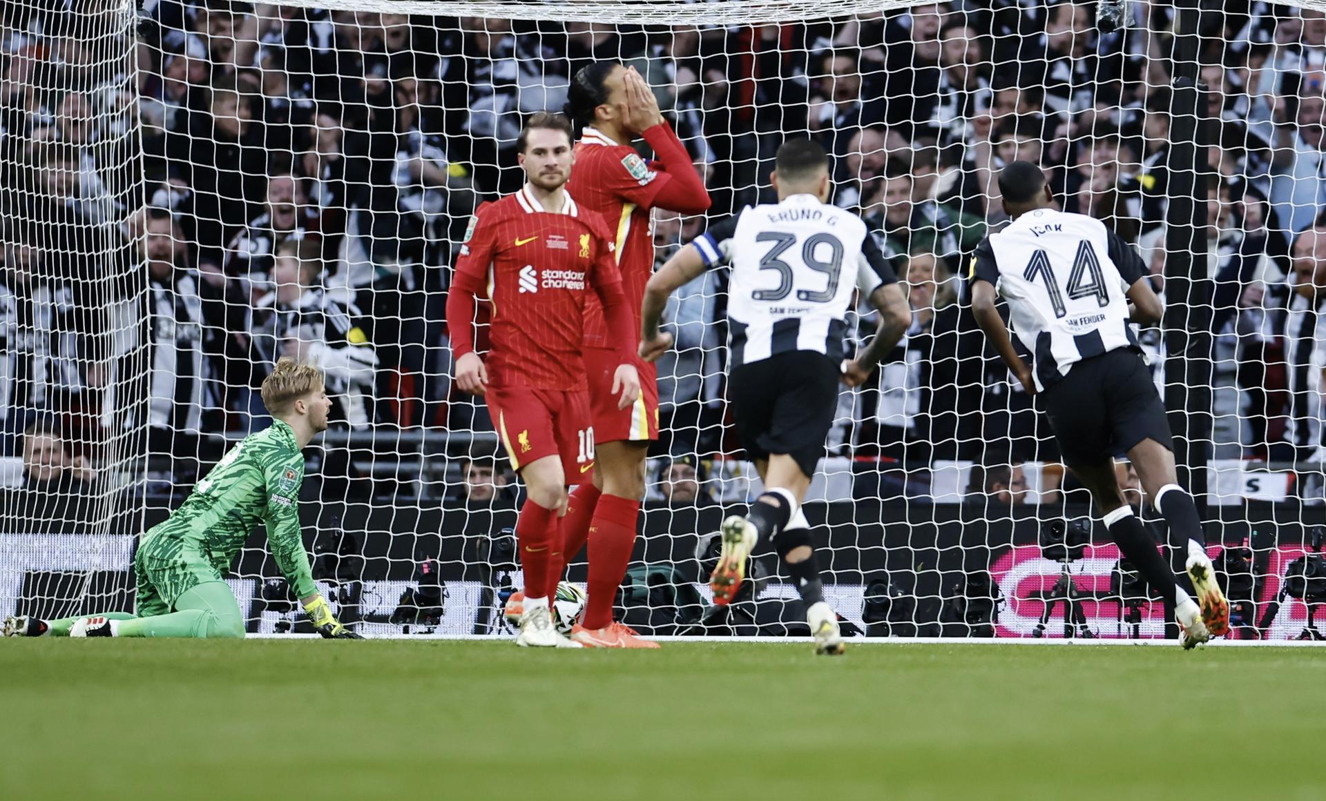 El delantero sueco Alexander Isak (d), del Newcastle United, celebra el 0-2 durante el partido de la EFL Cup Finalque han jugado Liverpool FC y Newcastle United, en Londres, Reino Unido. EFE/EPA/TOLGA AKMEN