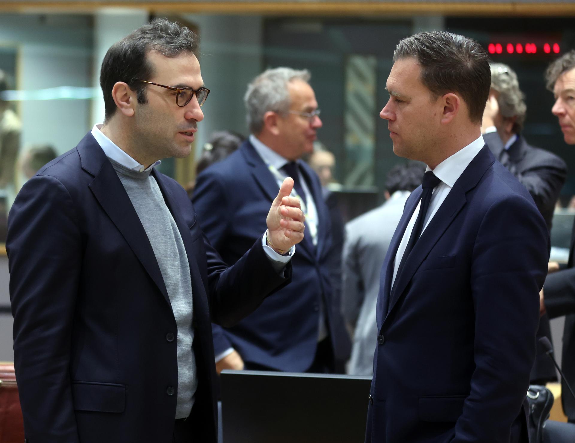 F El ministro español de Economía, Comercio y Empresa, Carlos Cuerpo habla con el ministro holandés de Finanzas, Eelco Heinen, al inicio de la reunión del Consejo de Asuntos Económicos y Financieros (ECOFIN) en Bruselas, Bélgica, este martes.-EFE/ Olivier Hoslet