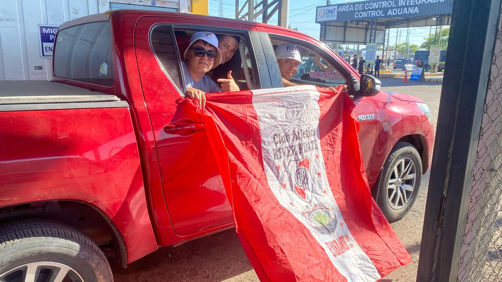 Fotografía cedida por la Dirección Nacional de Migraciones de Paraguay de un grupo de hinchas de River Plate ingresando a Paraguay por el puesto fronterizo de José Falcón, localidad en Paraguay que limita con Clorinda en Argentina. EFE/ Dirección Nacional De Migraciones De Paraguay