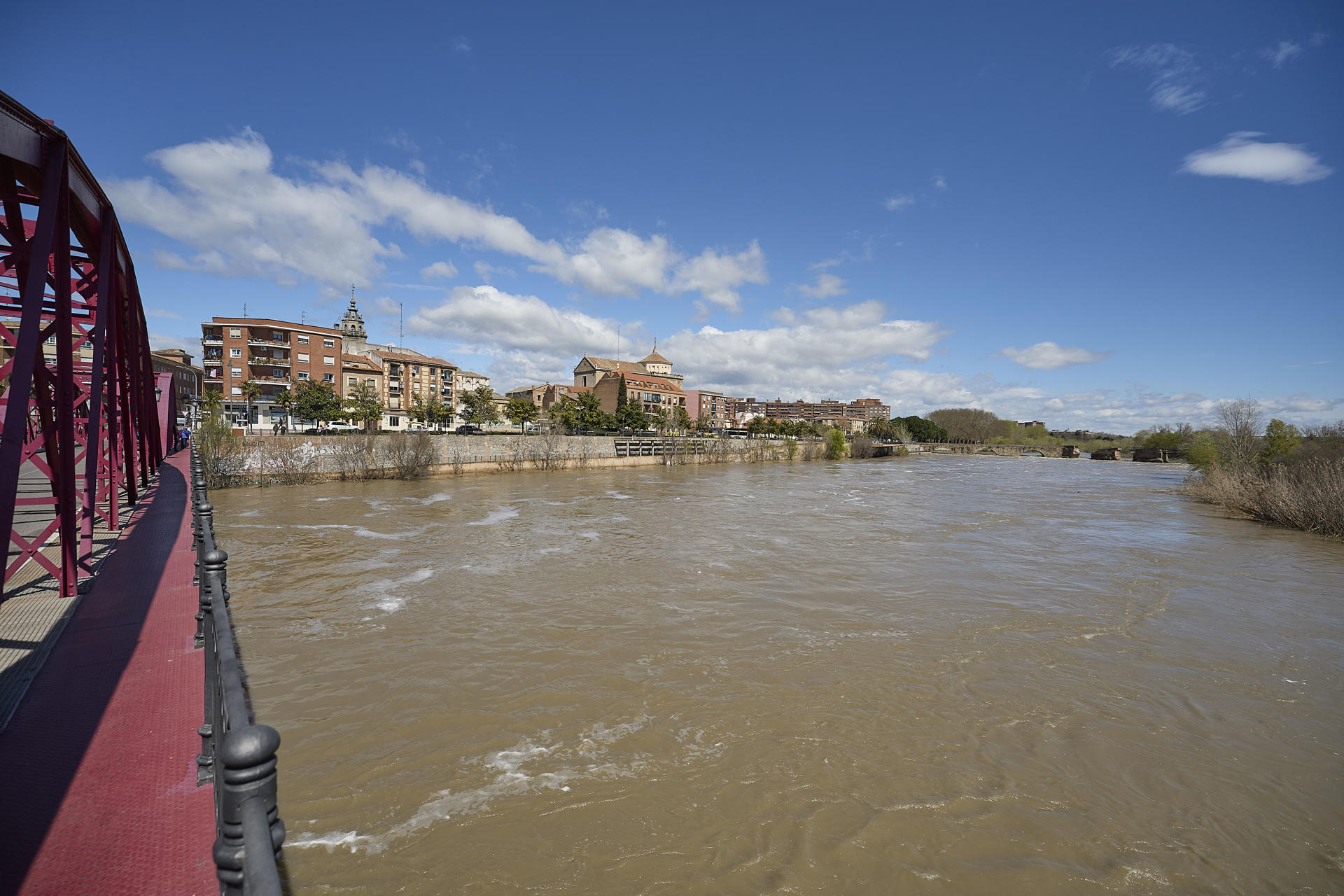 Caudal del río Tajo a su paso por Talavera de la Reina (Toledo), este lunes. EFE/Manu Reino