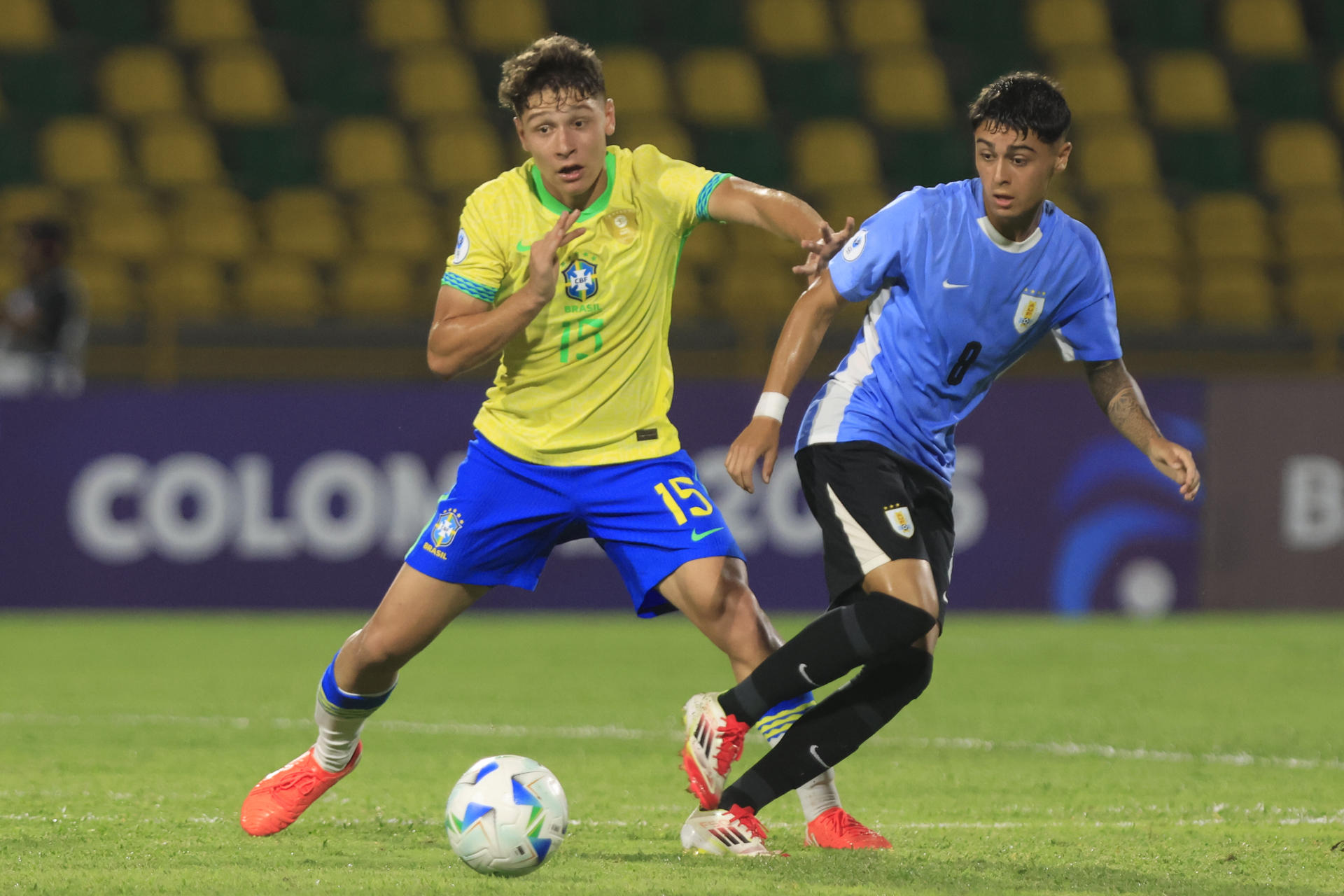 Gustavo Rodrigues (i) de Brasil disputa un balón con Luciano González de Uruguay. EFE/ Ricardo Maldonado