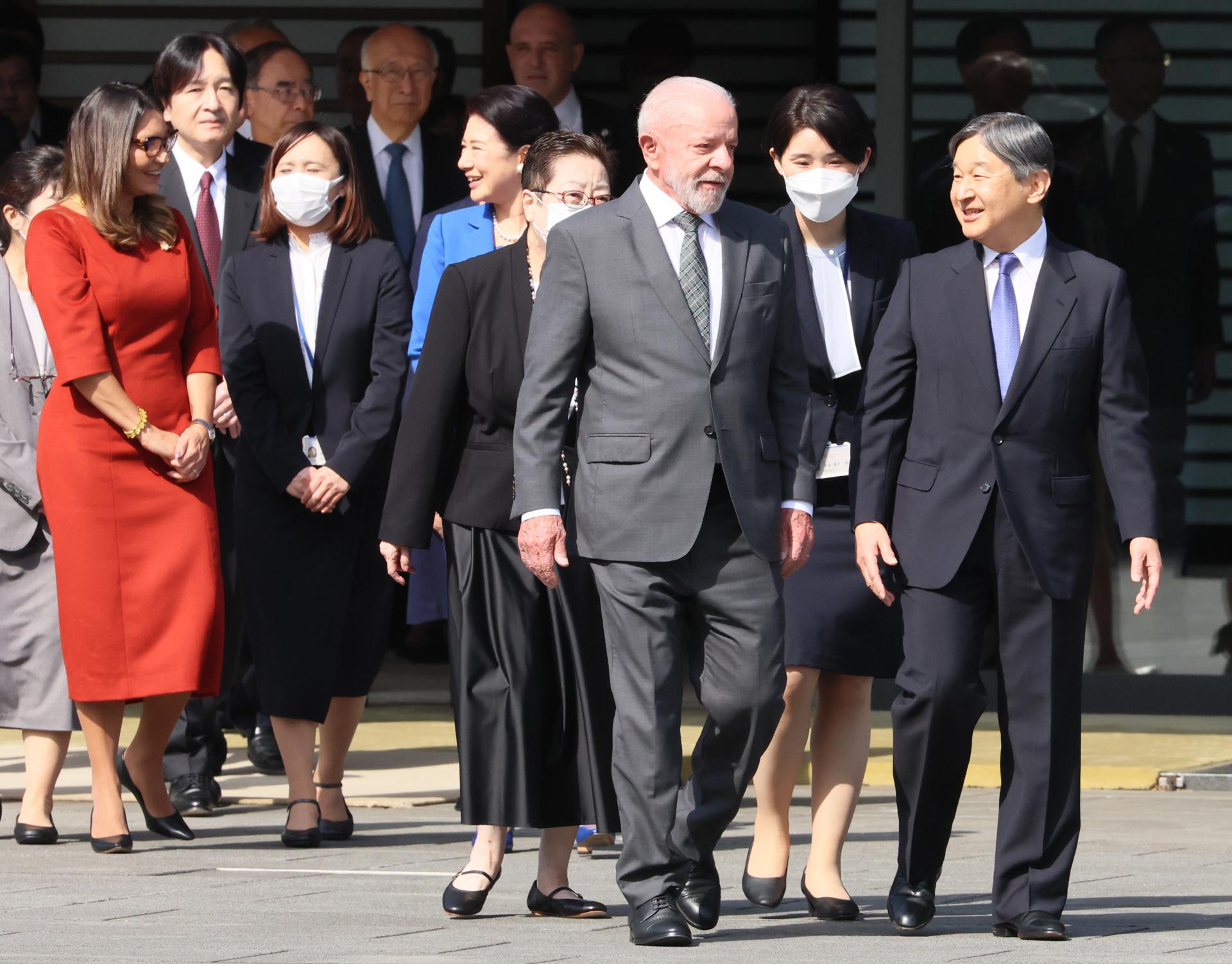 El presidente brasileño, Luiz Inácio Lula da Silva, y el emperador japonés, Naruhito, caminan, seguidos por la primera dama brasileña, Rosangela da Silva (vestido rojo), y la emperatriz japonesa, Masako (vestido azul), durante una ceremonia de bienvenida en el Palacio Imperial de Tokio, Japón, el 25 de marzo de 2025. EFE/EPA/YOSHIKAZU TSUNO / POOL