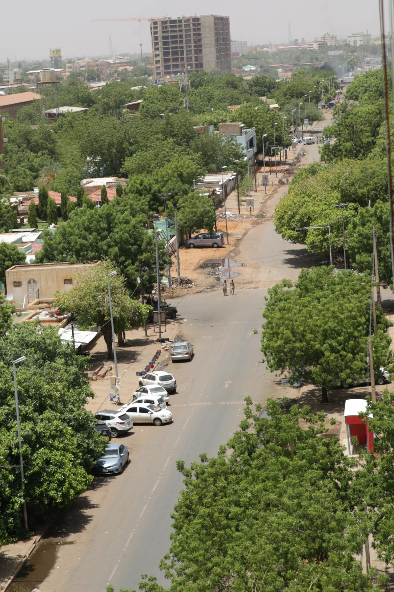 Foto archivo. Soldados patrullan las principales avenidas en Jartum (Sudán), EFE/ Marwan Ali