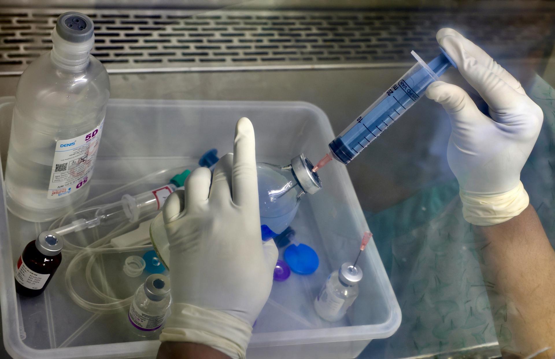 Fotografía de archivo de un doctor preparando medicamentos en el Hospital Manipal, en Bangalore (India). EFE/ Jagadeesh Nv  ARCHIVO