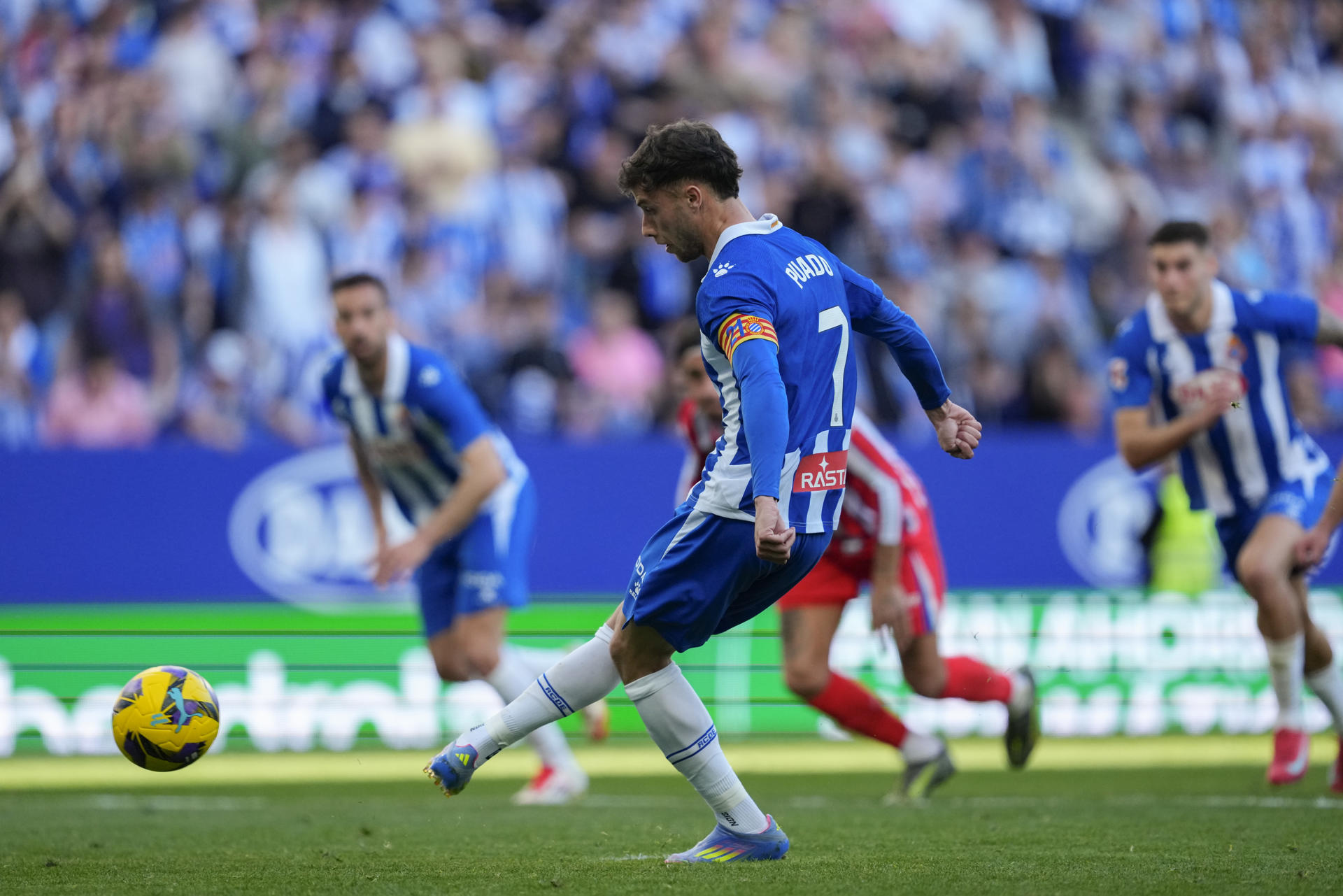 El centrocampista del RCD Espanyol Javier Puado marca gol de penalti contra el Atlético de Madrid, durante el partido de la jornada 29 de LaLiga entre el RCD Espanyol y el Atlético de Madrid, este sábado en el RCDE Stadium en Cornellá de Llobregat (Barcelona).- EFE/ Alejandro García