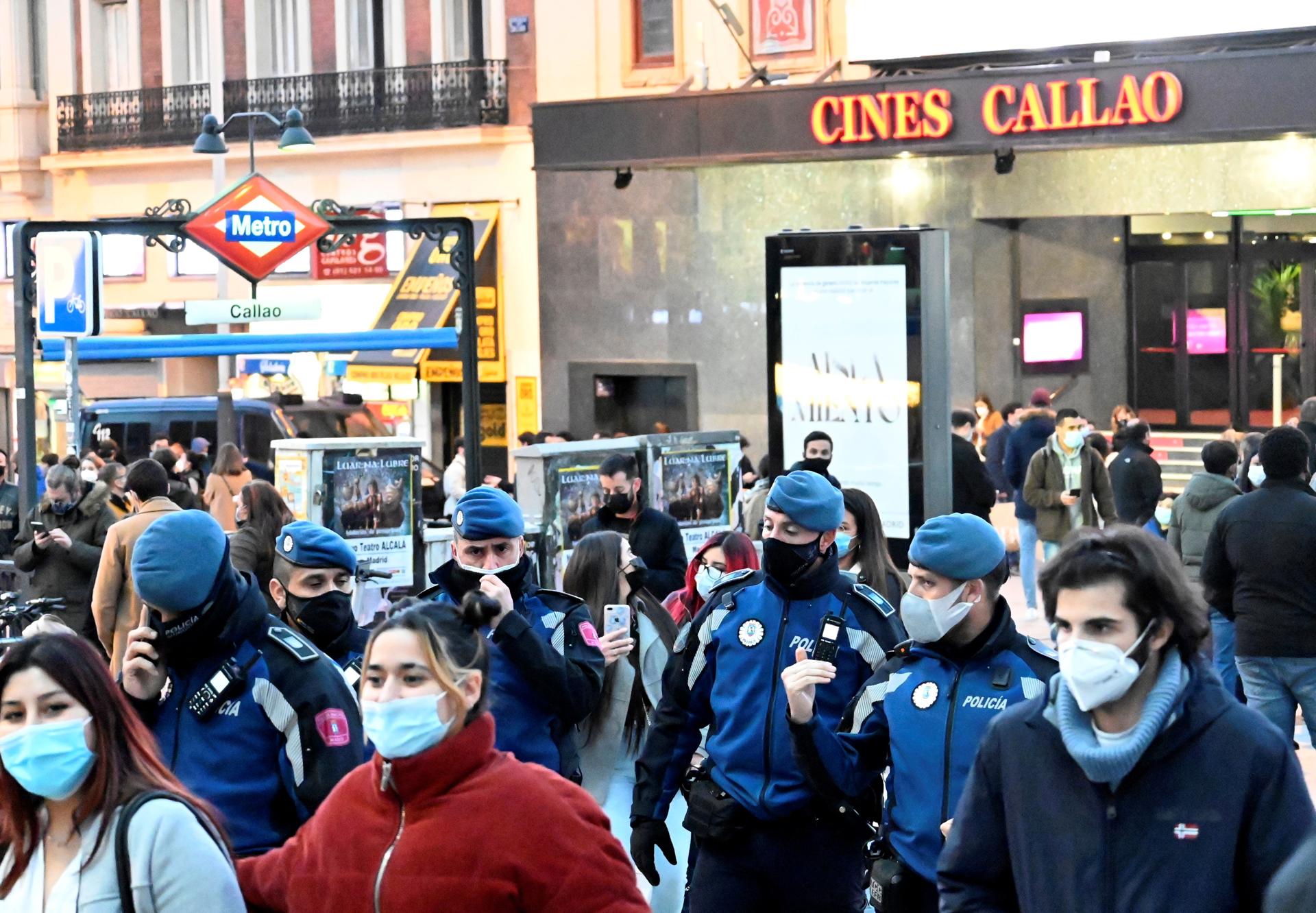 Imagen de noviembre de 2020 en la que varios policías municipales patrullan la plaza del Callao de Madrid pidiendo al público el mantenimiento de las distancias de seguridad a causa de la epidemia del coronavirus.- EFE/Víctor Lerena