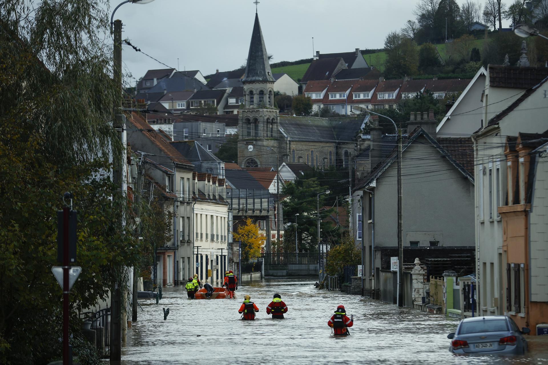En la imagen de archivo, los servicios de emergencia operan en una calle inundada mientras el río La Liane se desborda en Saint-Etienne-au-Mont, Francia. EFE/EPA/YOAN VALAT