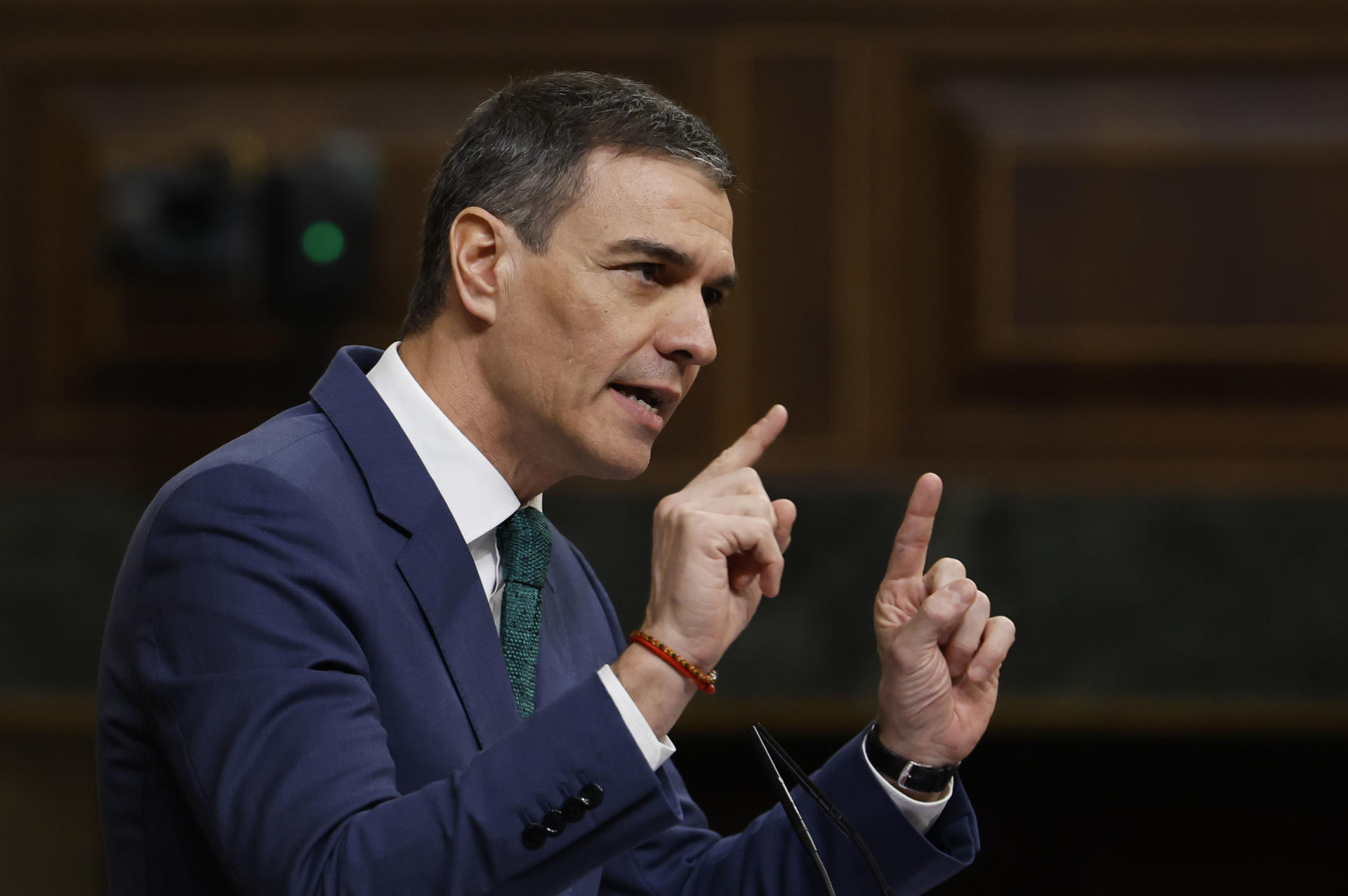 El presidente del Gobierno, Pedro Sánchez, durante su comparecencia a petición propia este miércoles en el Congreso para informar sobre el nuevo escenario geopolítico de la Unión Europea y las conclusiones del Consejo Europeo y convencer de la necesidad de que España aumente la inversión en defensa. EFE/ Javier Lizón