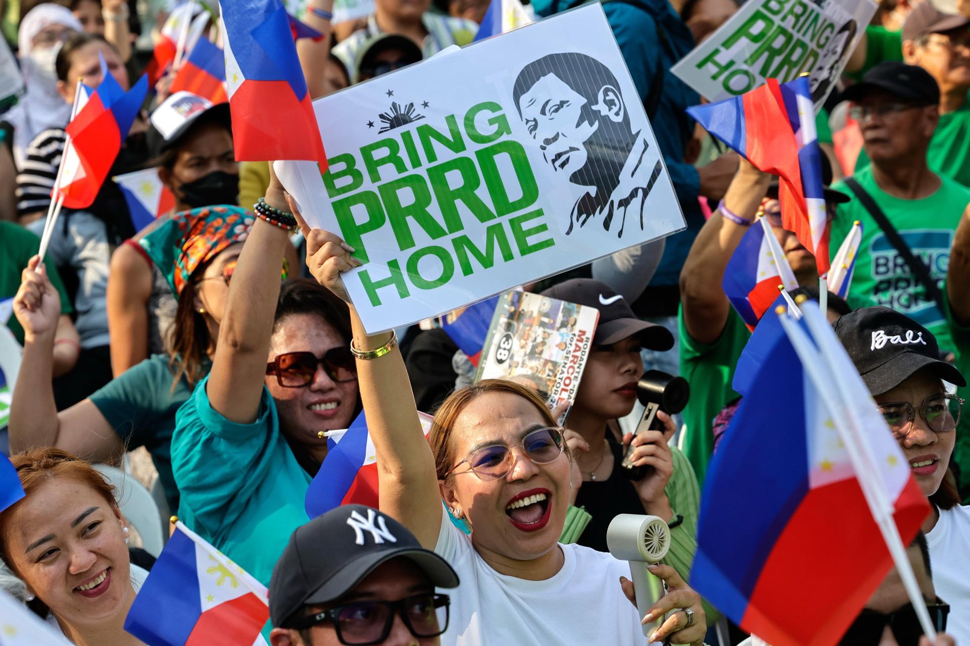 Seguidores del expresidente filipino Rodrigo Duterte muestran su apoyo al político acusado de crímenes contra la humanidad ante la Corte Penal Internacional.
EFE/EPA/ROLEX DELA PENA