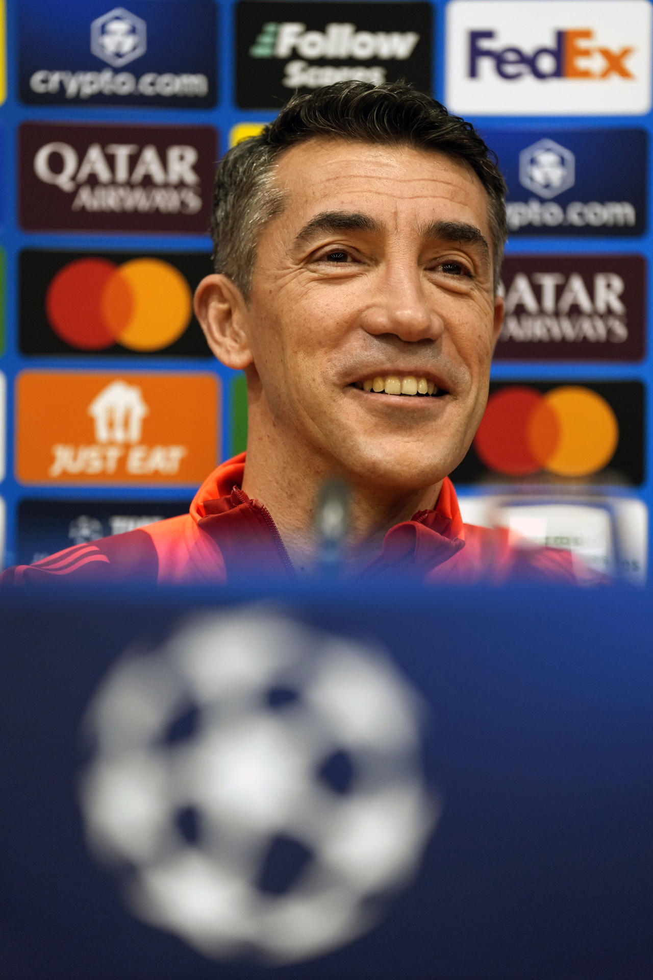 El entrenador del Benfica, Bruno Lage, durante la rueda de prensa que ha ofrecido este lunes antes del entrenamiento que su equipo ha realizado en el Estadio Olímpico Lluís Companys donde mañana se enfrentarán al FC Barcelona en el partido de vuelta de los octavos de final de la Liga de Campeones. EFE/Alejandro García
