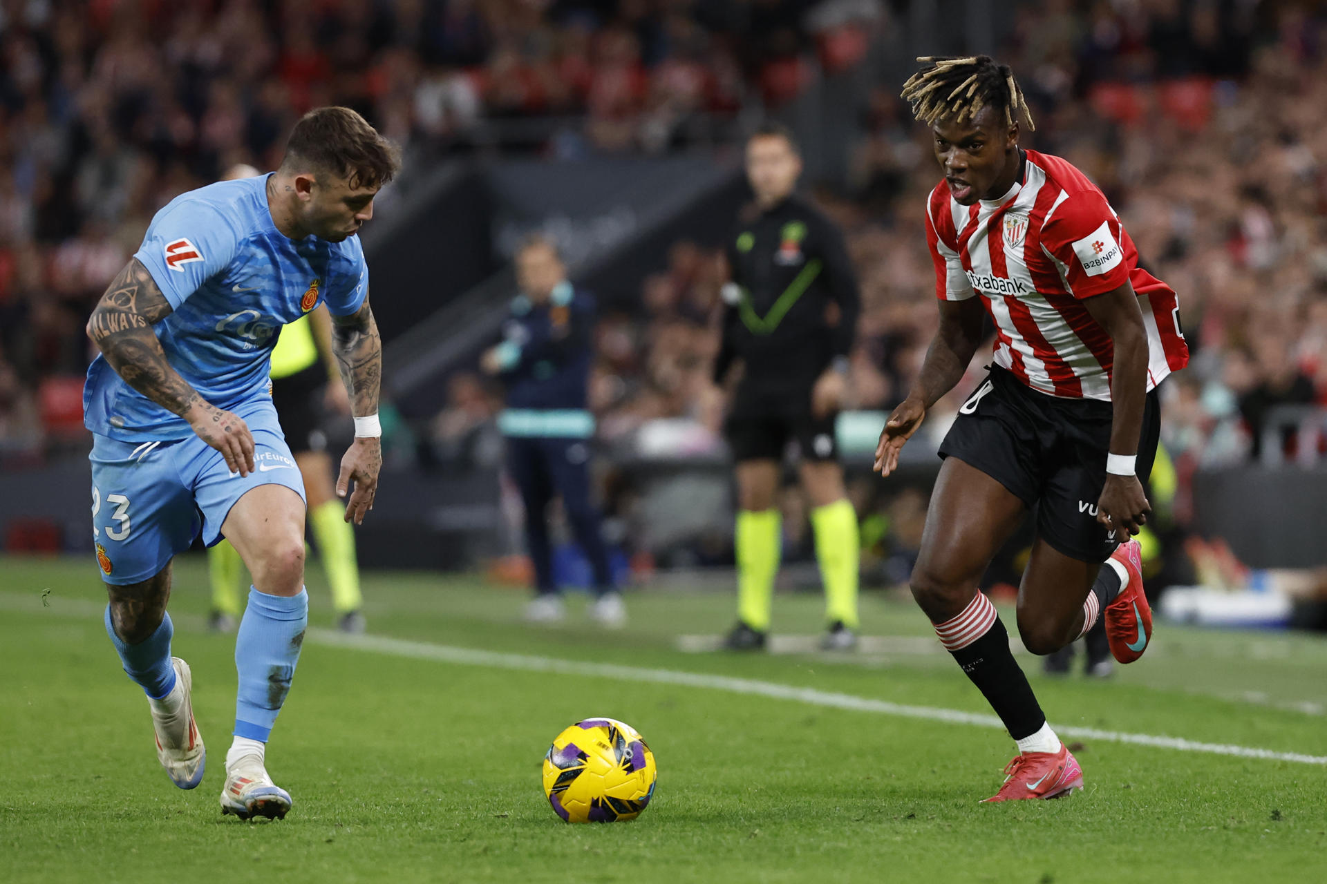 El centrocampista del Athletic Nico Williams (d) y el defensa del Mallorca Pablo Maffeo, durante del partido de la jornada 27 de LaLiga que Athletic Club y RCD Mallorca disputaron en el estadio de San Mamés, en Bilbao.-EFE/ Miguel Toña