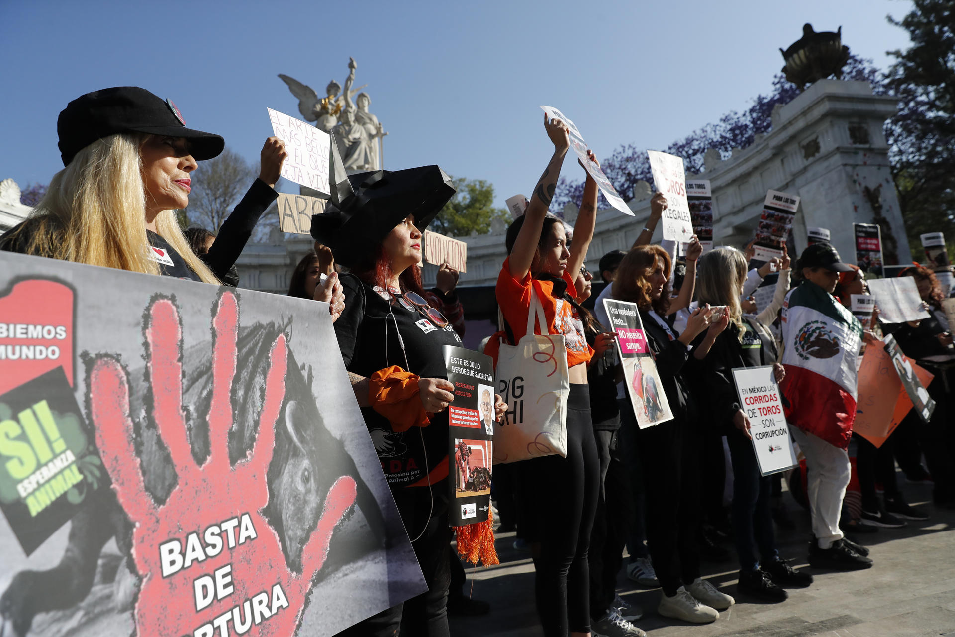 Personas sostienen carteles durante una manifestación en contra de las corridas de toros este martes, en Ciudad de México (México). EFE/ Mario Guzmán