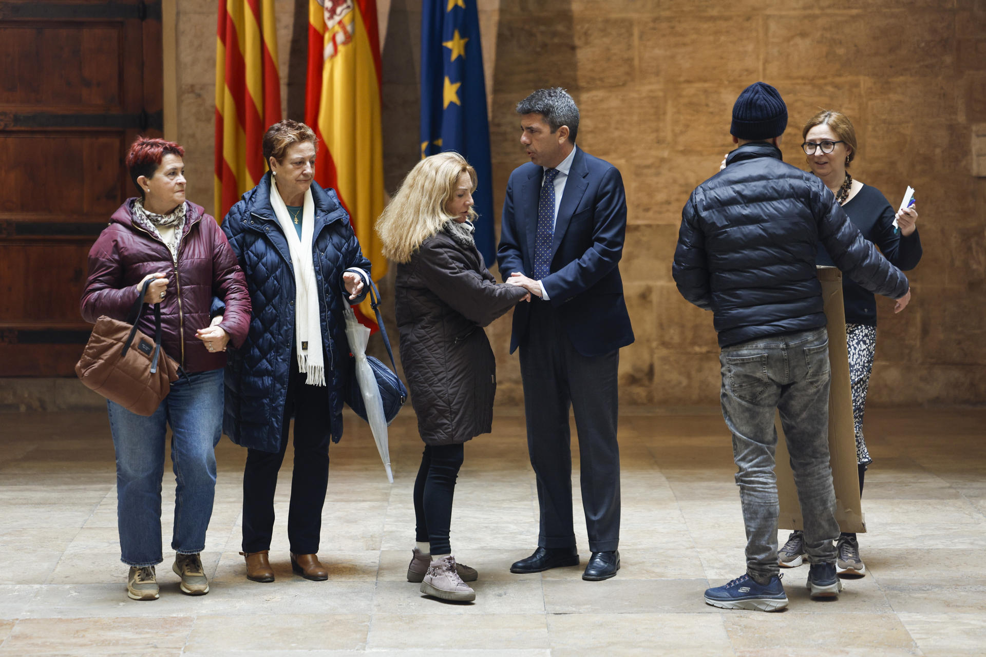 El president de la Generalitat, Carlo Mazón, durante la reunión que ha mantenido este jueves con varios familiares de víctimas de la dana en el Palau de la Generalitat. EFE/Biel Aliño