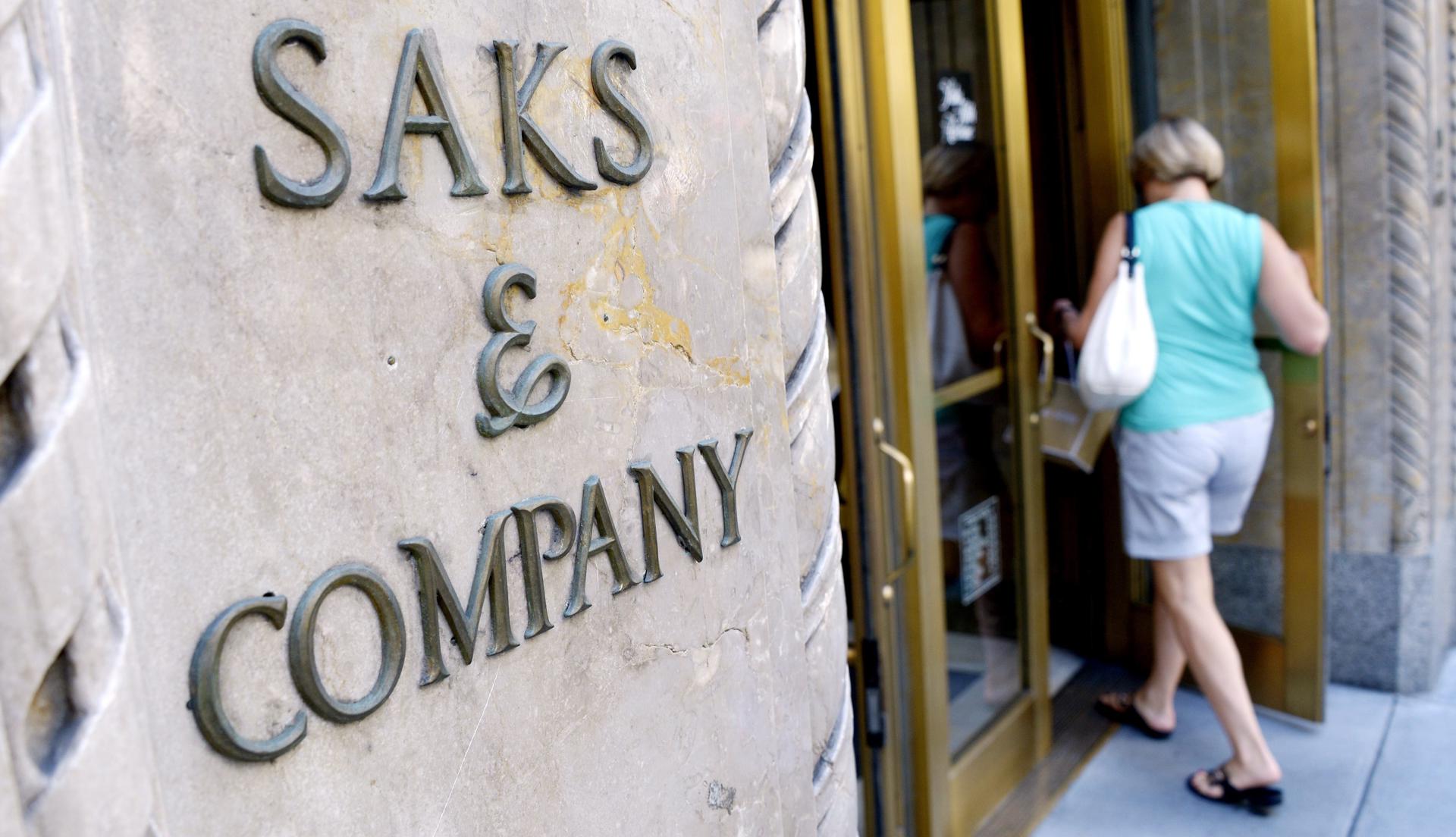 Imagen de archivo de uno de los almacenes de lujo Saks, Hudson's Bay Company, propiedad de en la quinta avenida de Nueva York, Estados Unidos. EFE/Justin Lane
