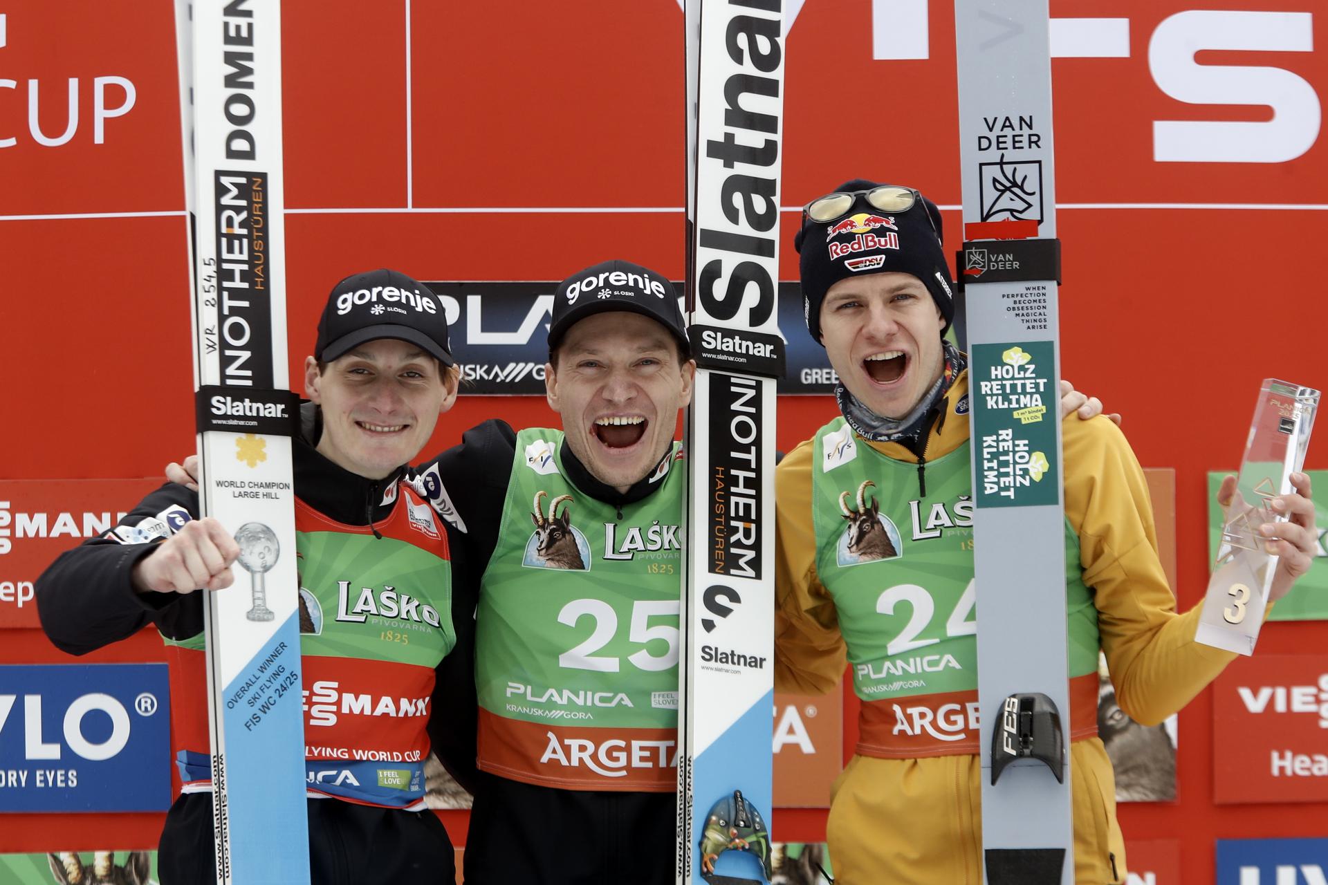 Anze Lanisek (C), Domen Prevc (i) y Andreas Wellinger (d), integrantes del podio de la prueba de saltos de trampolín de Planica, de la Copa del Mundo. EFE/EPA/ANTONIO BAT
