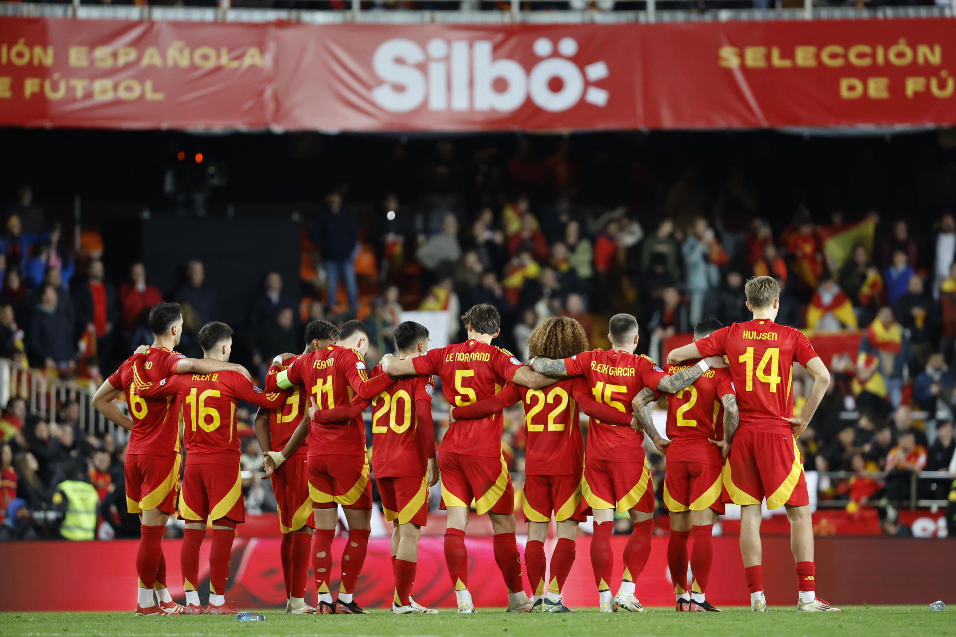 Los jugadores de la selección española tras la victoria ante Países Bajos, al término del partido de vuelta de los cuartos de final de la Liga de Naciones que las selecciones de España y Países Bajos han disputado este domingo en el estadio de Mestalla, en Valencia. EFE/Ana Escolar