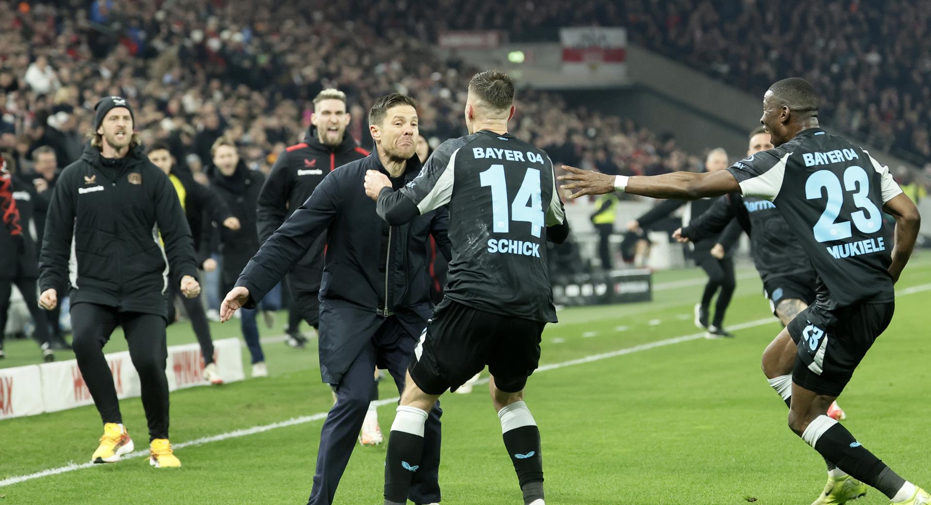 El delantero Patrik Schick, del Leverkusen (d), celebra con su entrenador Xabi Alonso el 3-4 durante el partido de la Bundesliga que han jugado between VfB Stuttgart y Bayer 04 Leverkusen en Stuttgart, Alemania. EFE/EPA/RONALD WITTEK .