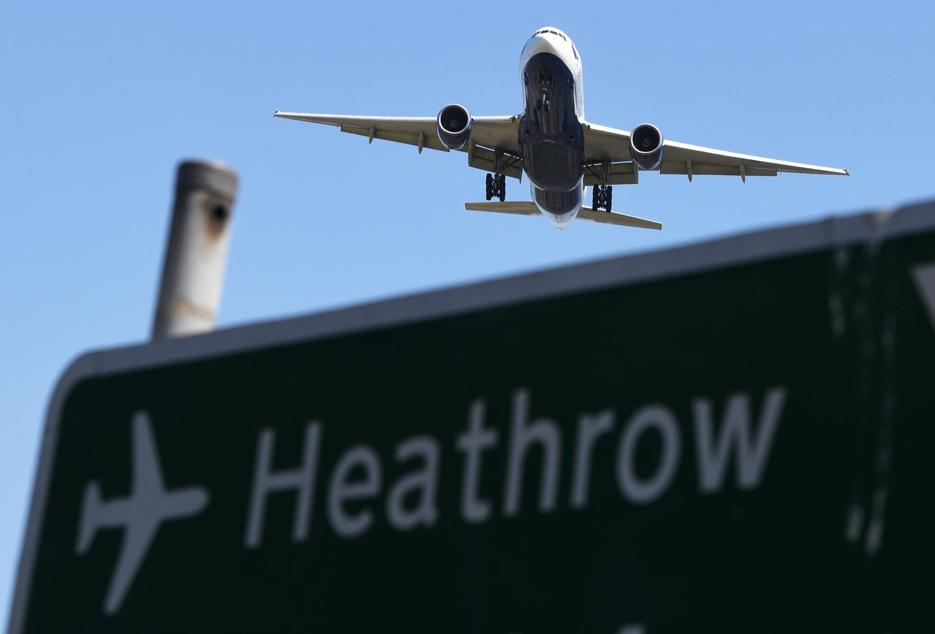 Fotografía de archivo que muestra un avión que se prepara para aterrizar en el aeropuerto de Heathrow (Reino Unido). EFE/ Neil Hall
