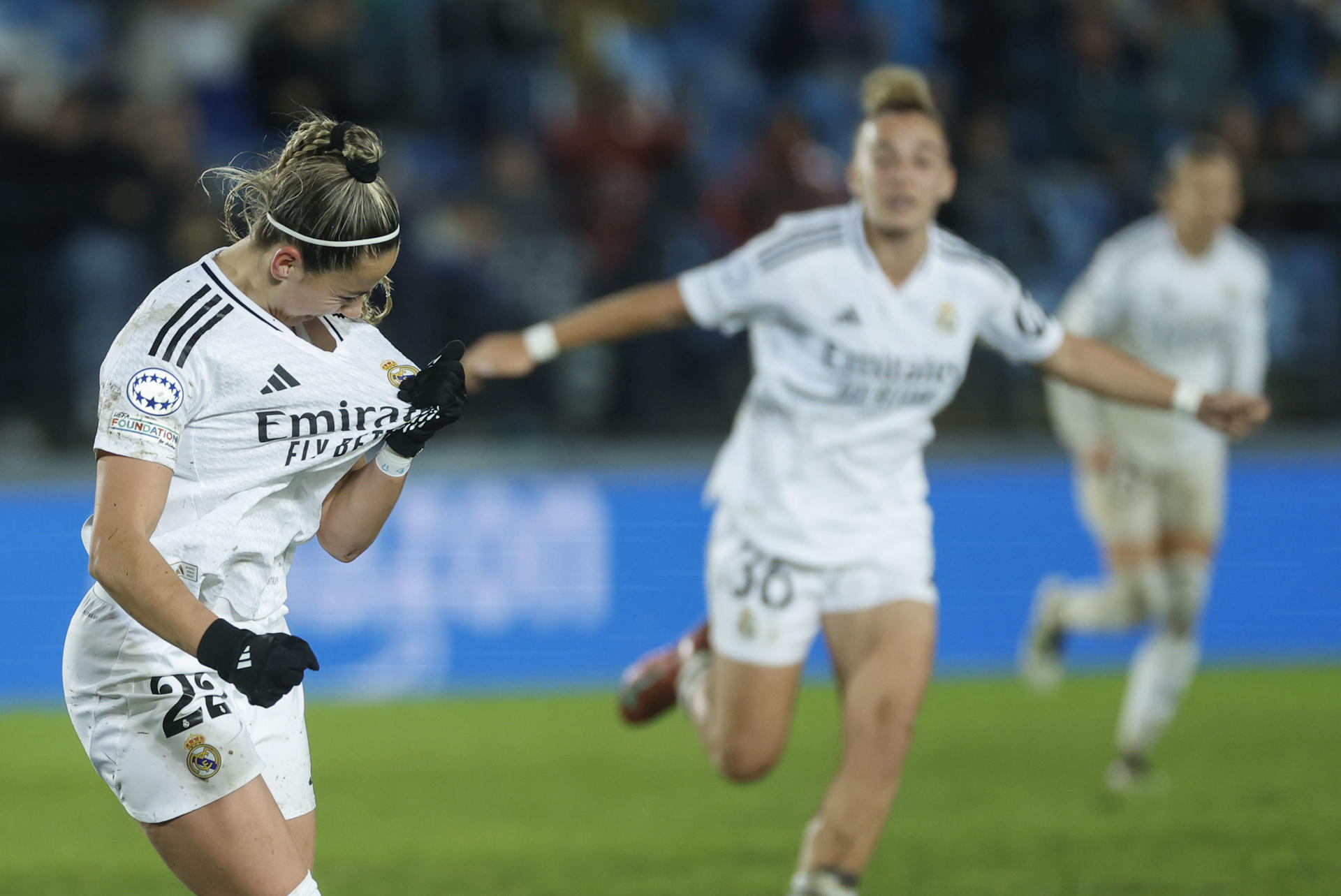La delantera del Real Madrid Athenea del Castillo celebra tras marcar el segundo gol ante el Arsenal, durante el primer partido de los cuartos de final de la Liga de Campeones Femenina que Real Madrid y Arsenal FC disputaron en el estadio Alfredo Di Stéfano de la capital española. EFE/Juanjo Martín