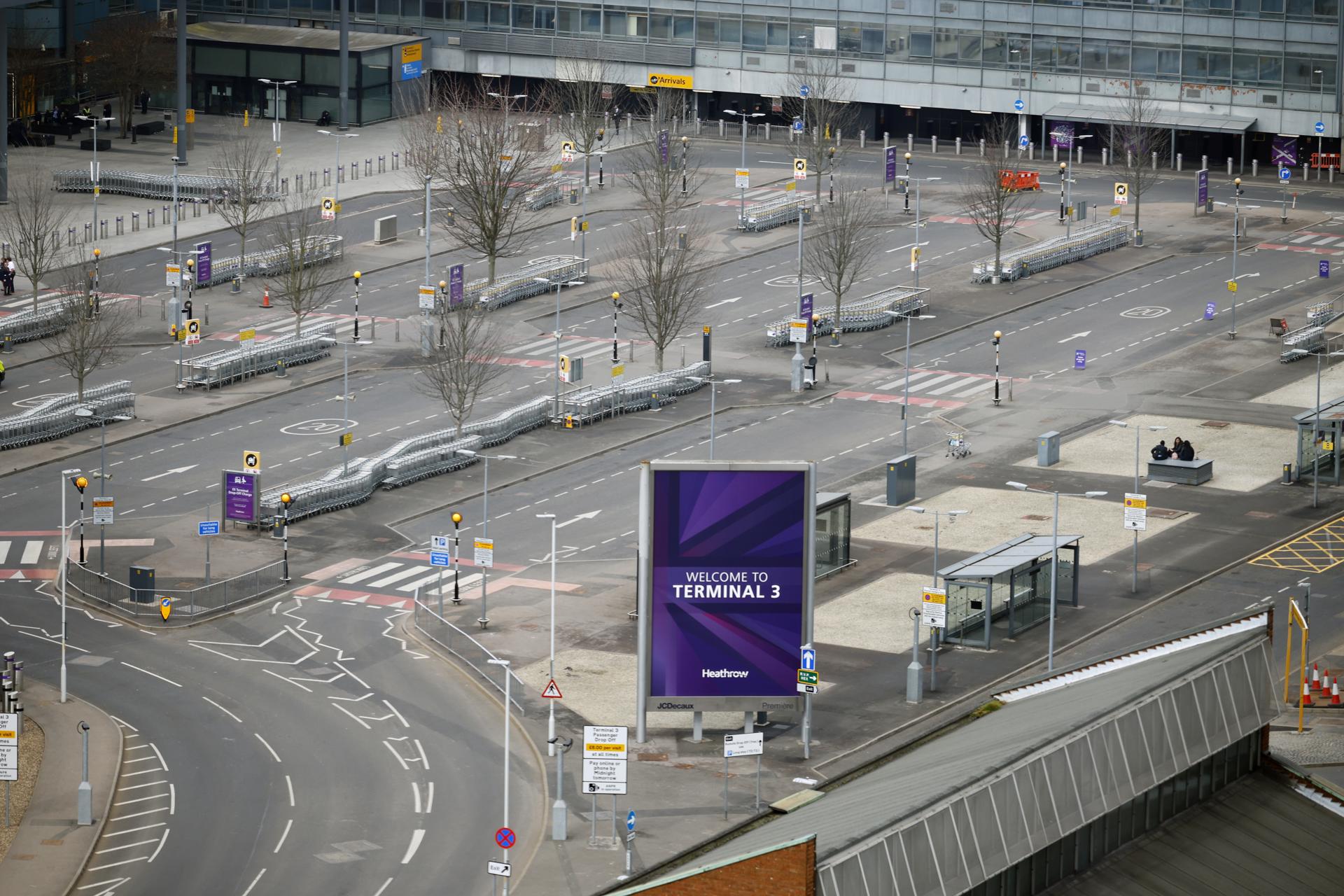 El vestíbulo vacío de la Terminal 3 del aeropuerto de Heathrow en Londres, el 21 de marzo de 2025. EFE/EPA/TOLGA AKMEN
