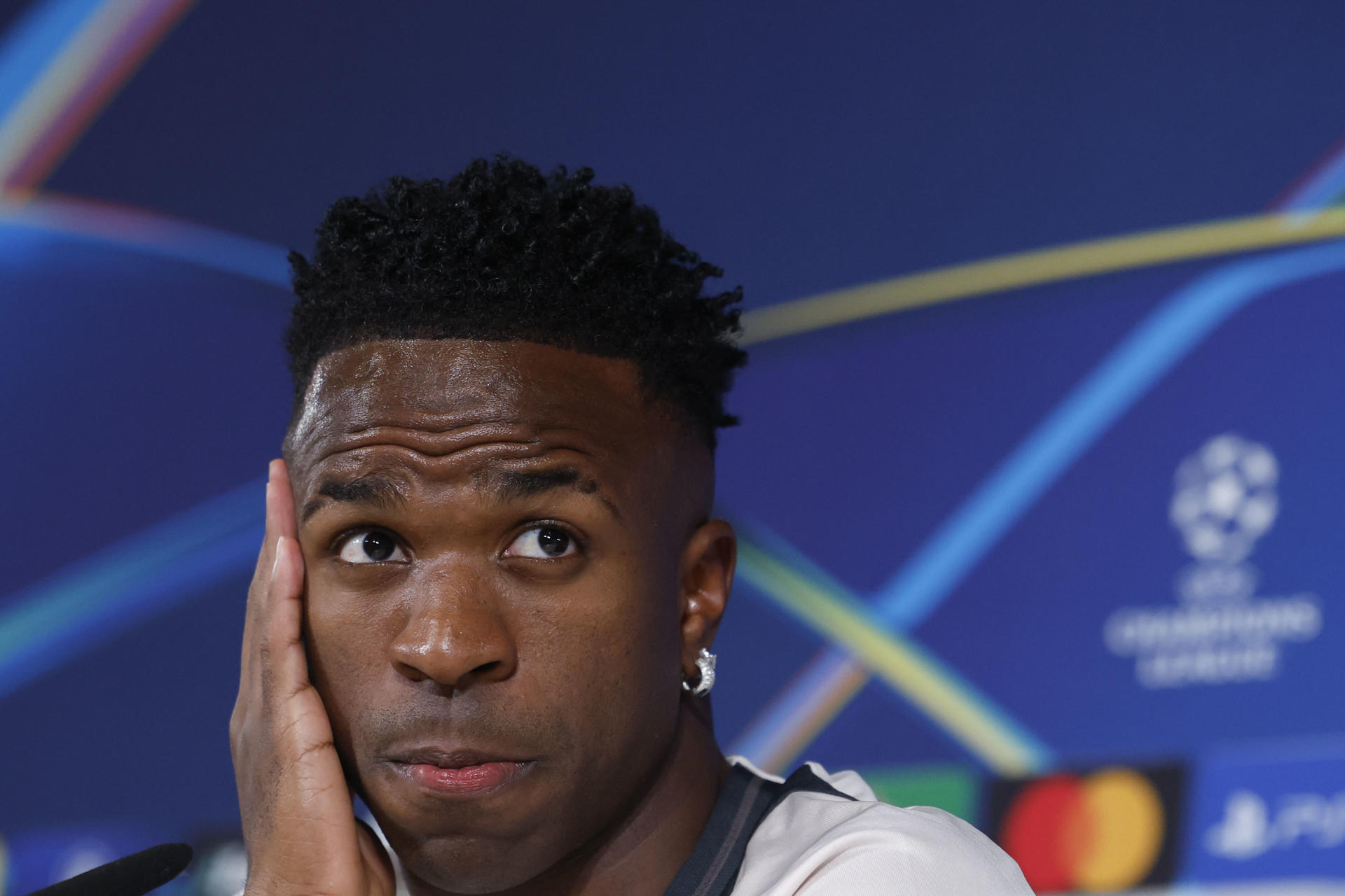 El delantero brasileño del Real Madrid, Vinícius, ofrece una rueda de prensa en la víspera del partido de ida de los octavos de final de la Liga de Campeones que van a disputar frente al Atlético de Madrid. EFE/Juanjo Martín