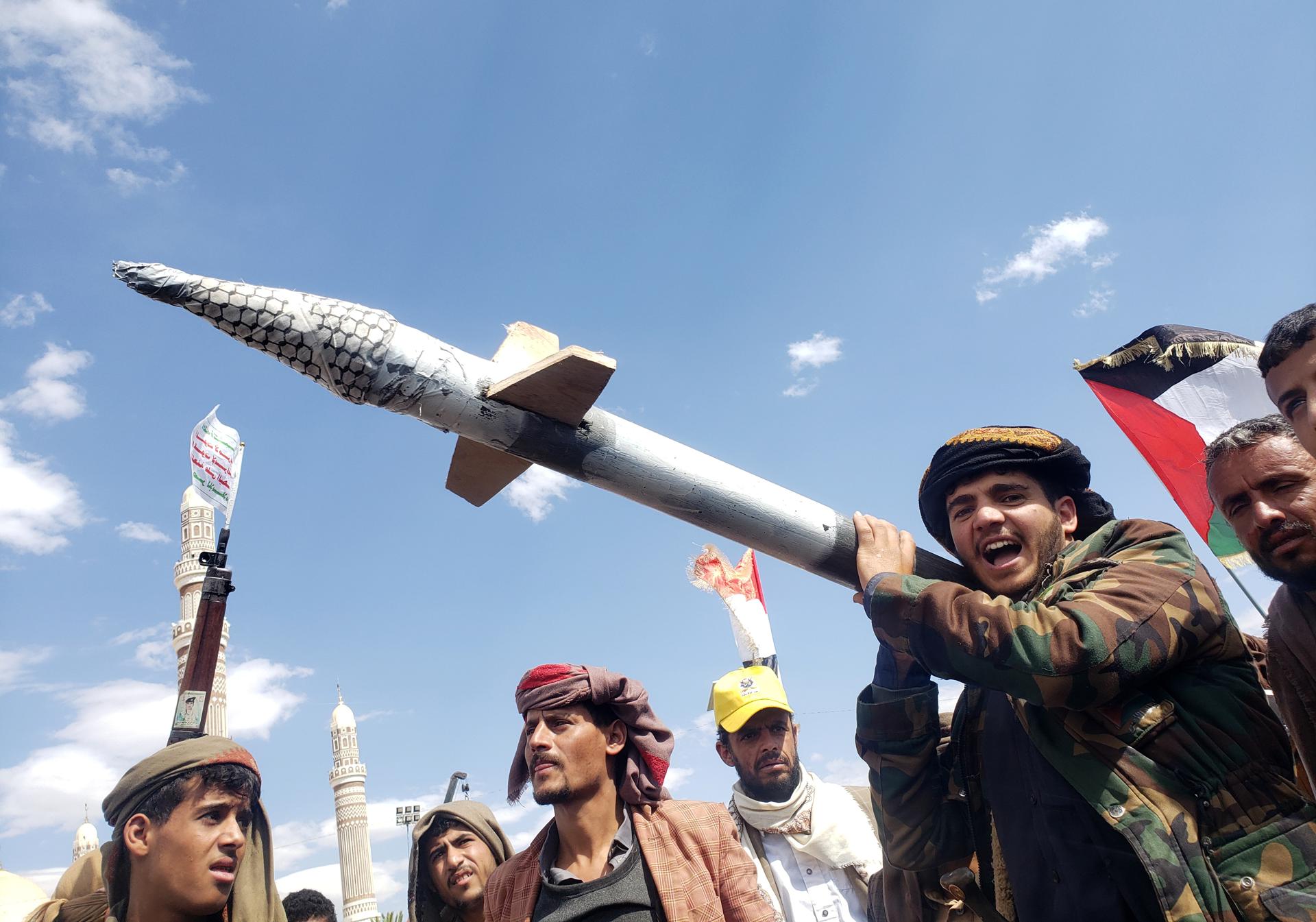 Un simpatizante de los hutíes lleva un misil simulado durante una protesta contra los ataques aéreos de EE. UU. a posiciones hutíes, en Sana'a, Yemen, 17 de marzo de 2025. Los partidarios de los hutíes han salido a las calles de Sana'a para protestar contra los ataques aéreos de Estados Unidos que el 15 de marzo tuvieron como objetivo las posiciones ocupadas por los hutíes en varias ciudades de Yemen. Los hutíes han prometido atacar barcos estadounidenses en el Mar Rojo en represalia por los recientes bombardeos aéreos de EE. UU. que mataron al menos a 53 personas e hicieron heridas a 98 más, según un comunicado del portavoz militar hutí, Yahya Sarea. (Protests) EFE/EPA/YAHYA ARHAB