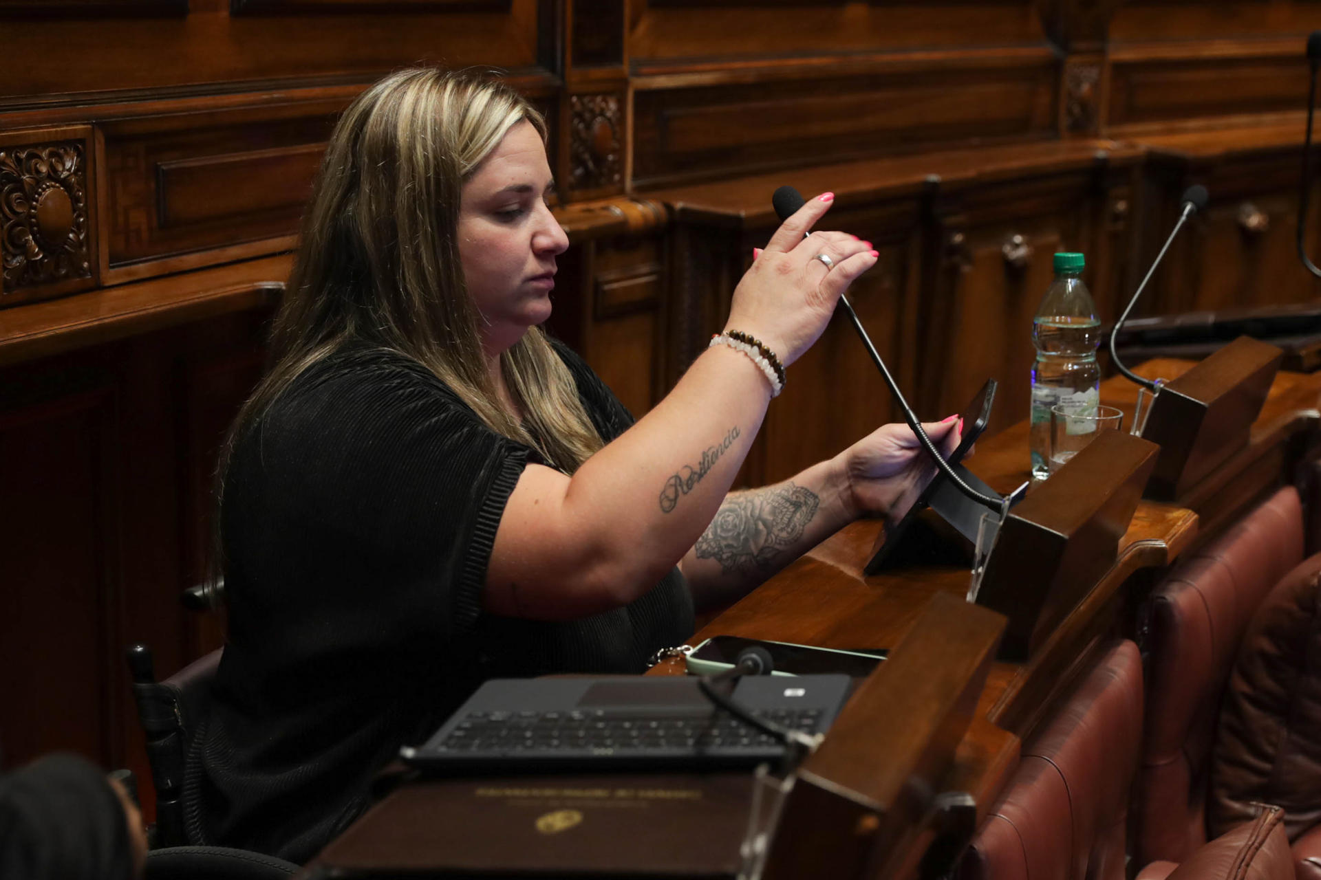 La diputada suplente por el oficialista Frente Amplio, Fiorella Buzeta, asiste a una sesión tras convertirse en la primera legisladora con una discapacidad motriz en asumir una banca este martes, en el Palacio Legislativo en Montevideo (Uruguay). EFE/ Alejandro Prieto