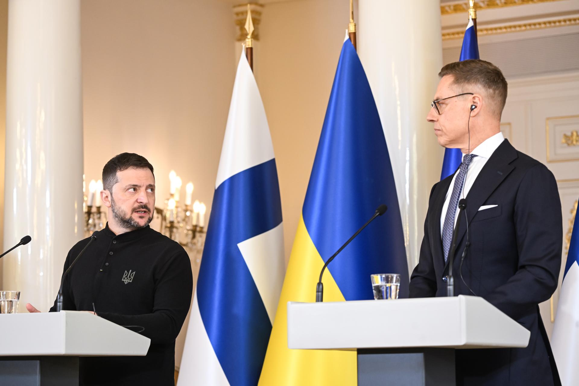 El presidente de Finlandia, Alexander Stubby el presidente de Ucrania, Volodímir Zelenski, ofrecen una rueda de prensa conjunta tras sus conversaciones durante la visita oficial de este último a Helsinki, Finlandia, este miércoles.-EFE/ Kimmo Brandt