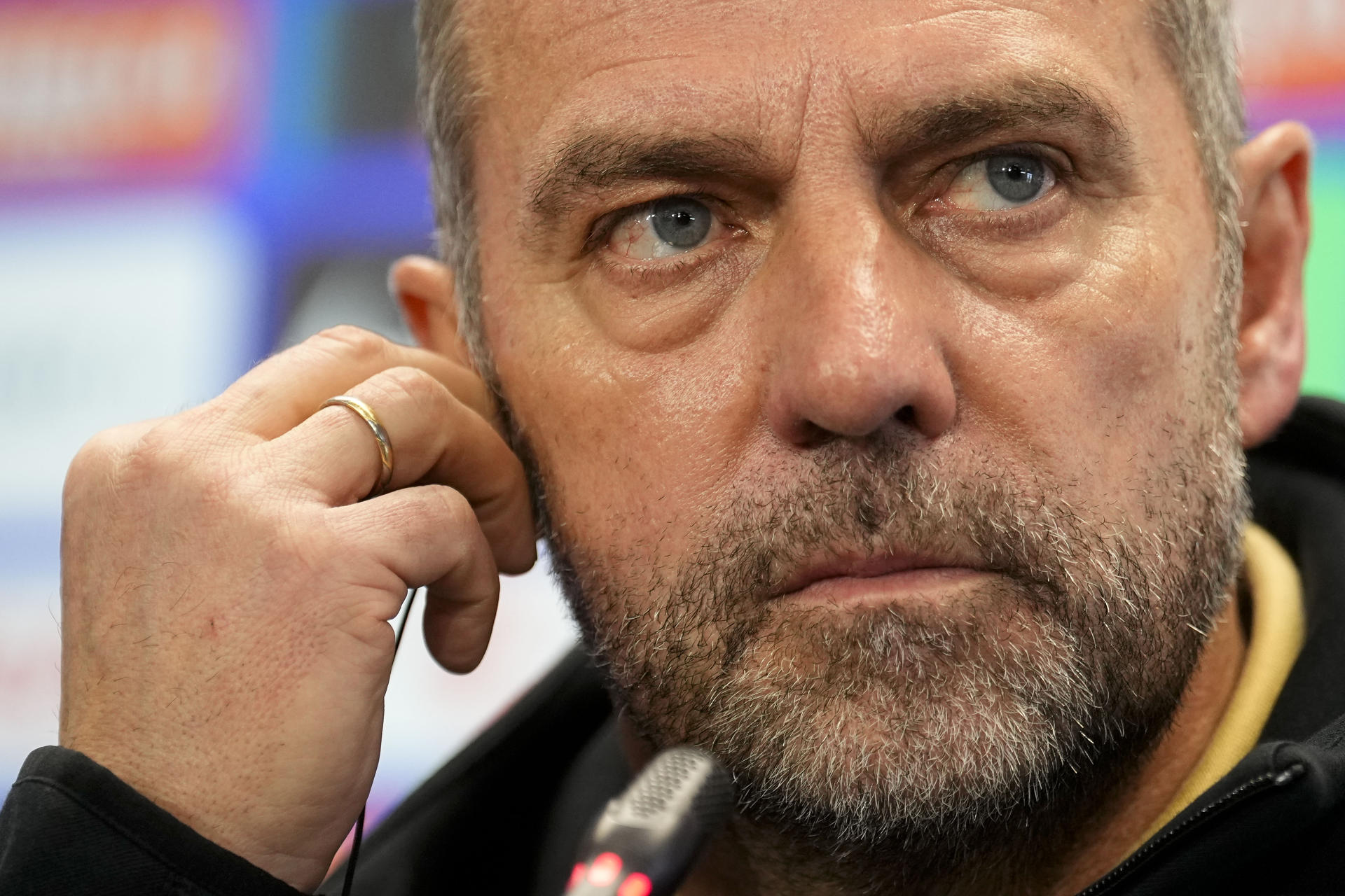El entrenador del FC Barcelona, Hansa Flick, ofrece una rueda de prensa después del entrenamiento del equipo en las instalaciones de la Ciudad Deportiva Joan Gamper este sábado. El combinado se enfrenta mañana al Atlético de Madrid en un partido de LaLiga que se disputará en el campo del Atlético, en Madrid. EFE/ Enric Fontcuberta