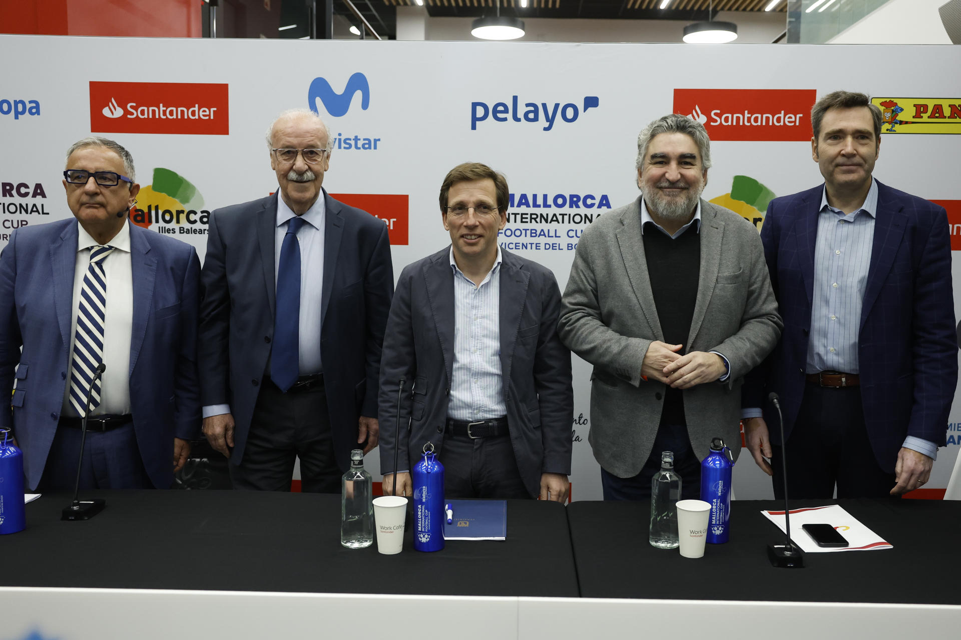 El exseleccionador español Vicente del Bosque (2i) posa junto al periodista Roberto Gómez (i), el alcalde de Madrid, José Luis Martínez Almeida (c) y el secretario de Estado para el Deporte, José Manuel Rodríguez Uribes (2d) durante la presentación de sus Campus de verano en toda España este jueves en un acto celebrado en Madrid. EFE/ Juan Carlos Hidalgo