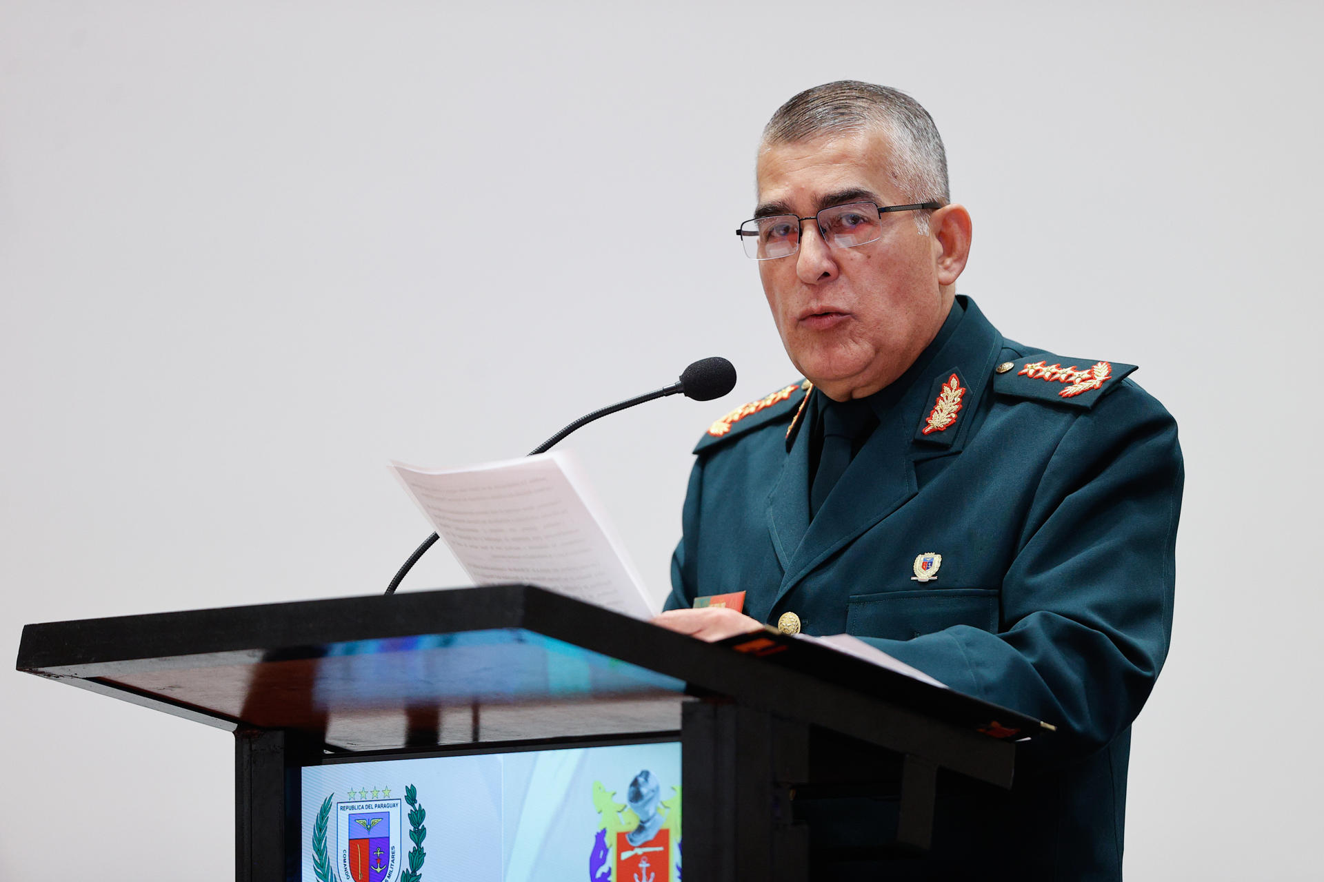 El comandante de las fuerzas militares de Paraguay, César Moreno, habla durante la ceremonia de apertura de la II Ronda de Conversaciones entre altos mandos militares de Paraguay y Colombia este martes, en el Hotel Dazzler en Asunción (Paraguay). EFE/ Juan Pablo Pino