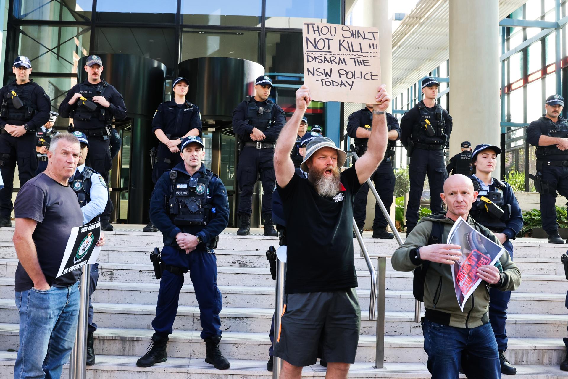 Fotografía de archivo donde un grupo de personas protesta contra la Policía de Nueva Gales del Sur por la muerte de una anciana de 95 años tras recibir disparos de un táser por parte de un oficial.
EFE/EPA/JENNY EVANS AUSTRALIA AND NEW ZEALAND OUT