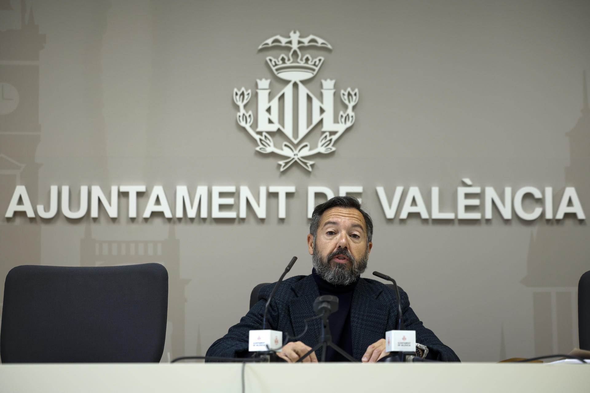 El exportavoz de Vox en el Ayuntamiento de València Juanma Badenas, suspendido de militancia en este partido por presuntas irregularidades en una concesión de la fundación municipal que presidía, ofrece una rueda de prensa después de que su pareja, la también concejala Cecilia Herrero, haya pedido la baja en la formación, con lo que no está asegurada la mayoría absoluta que el pacto PP-Vox daba a la alcaldesa María José Catalá al conservar de momento los dos el acta de concejal. EFE/Biel Aliño