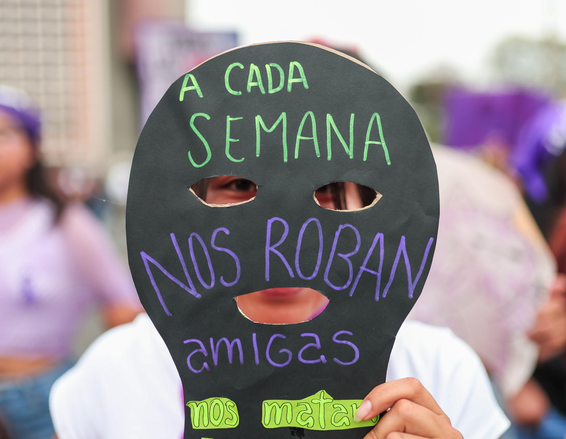 AME8032. LIMA (PERÚ), 08/03/2025.- Una mujer sostiene un cartel en un marcha en el marco del Día Internacional de la Mujer este sábado, en Lima (Perú). Miles de mujeres salieron este sábado a las calles de las principales ciudades de Latinoamérica para conmemorar el Día Internacional de la Mujer, en el que reclamaron, principalmente, igualdad de género, protección ante la violencia machista y una vida digna. EFE/ Aldair Mejia