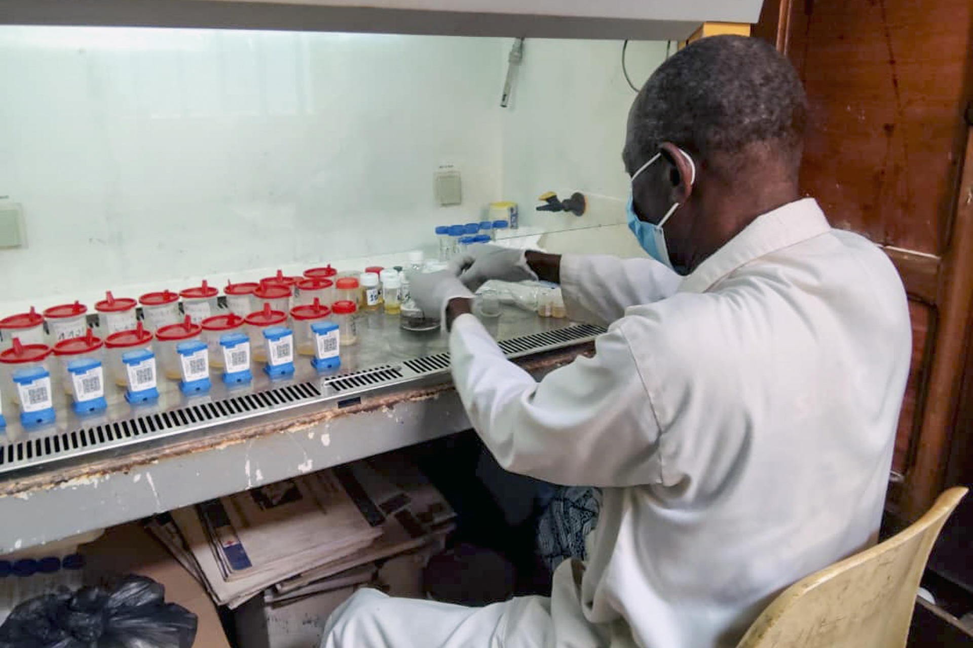 El técnico de microbiología Séraphin Boukoni en el laboratorio nacional de Bangui, capital de la República Centroafricana. La tuberculosis es la principal causa de mortalidad en la República Centroafricana (RCA), donde provoca hasta 11.000 muertes anuales, mientras su sistema sanitario depende en gran medida del apoyo financiero de la Organización Mundial de la Salud (OMS) y la ayuda humanitaria procedente de Estados Unidos. EFE/ Jean Fernand Koena