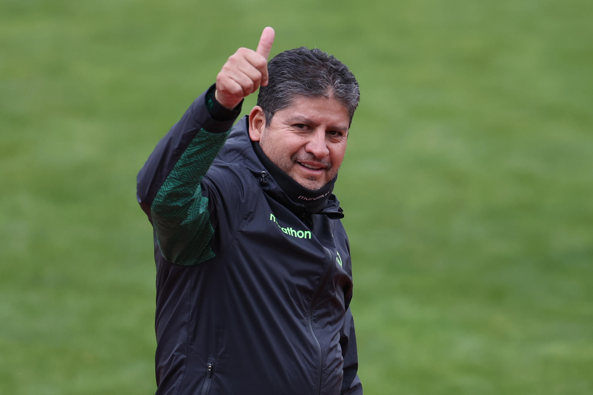 El seleccionador de Bolivia, Óscar Villegas, dirige un entrenamiento este lunes, en el estadio Hernando Siles en La Paz. EFE/ Luis Gandarillas